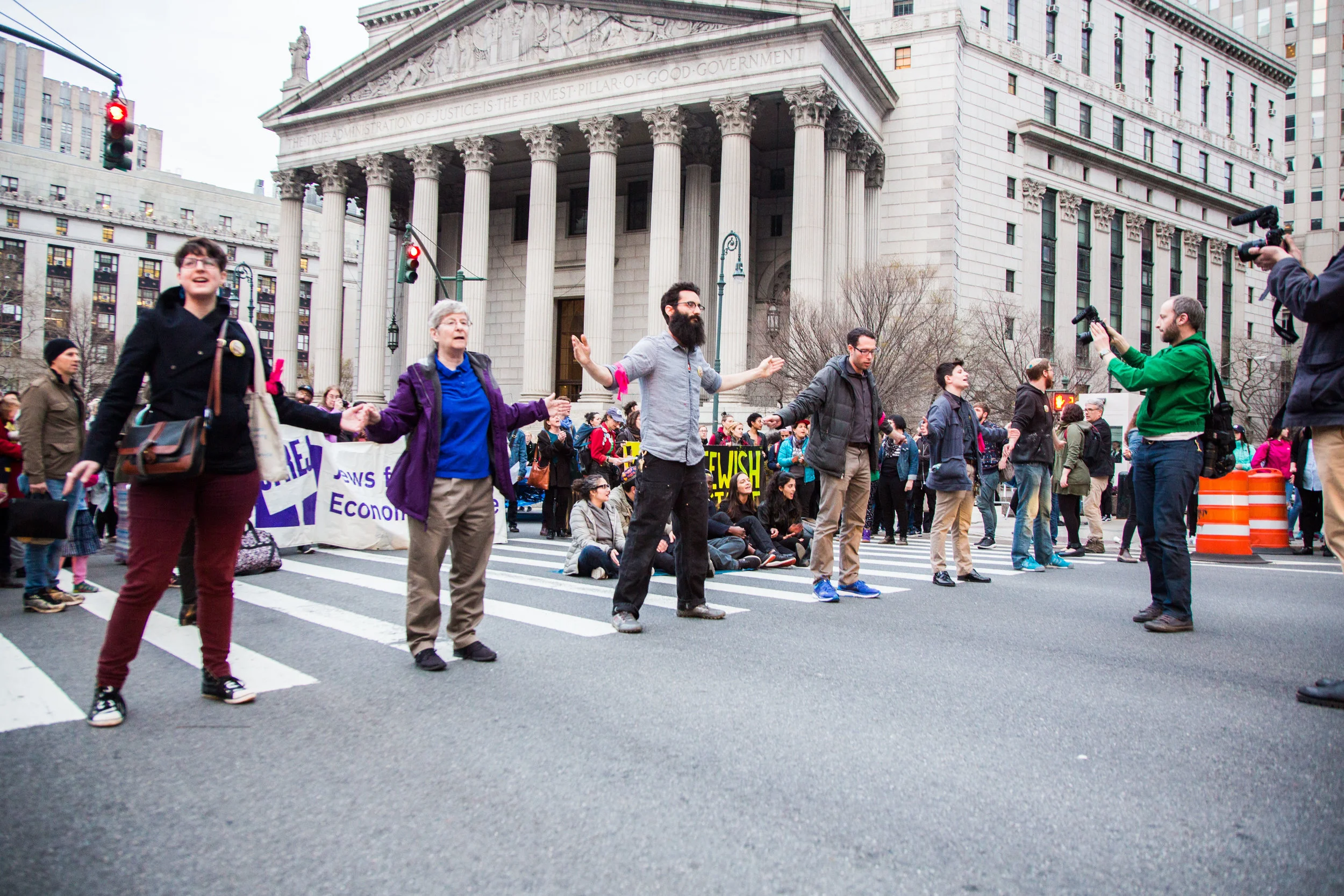 4.13.17_SederInTheStreets-16.jpg