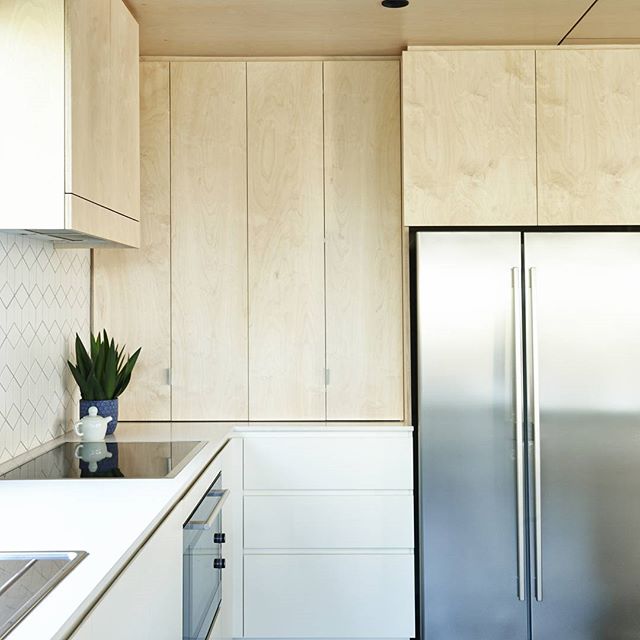 Clean lines in a kitchen
Design: @alterecodesign 
Photography: @nikoleramsay 
#cubetile #fusioncabinets #splashback #newhomes #renovationsandadditions #Caesarstone
