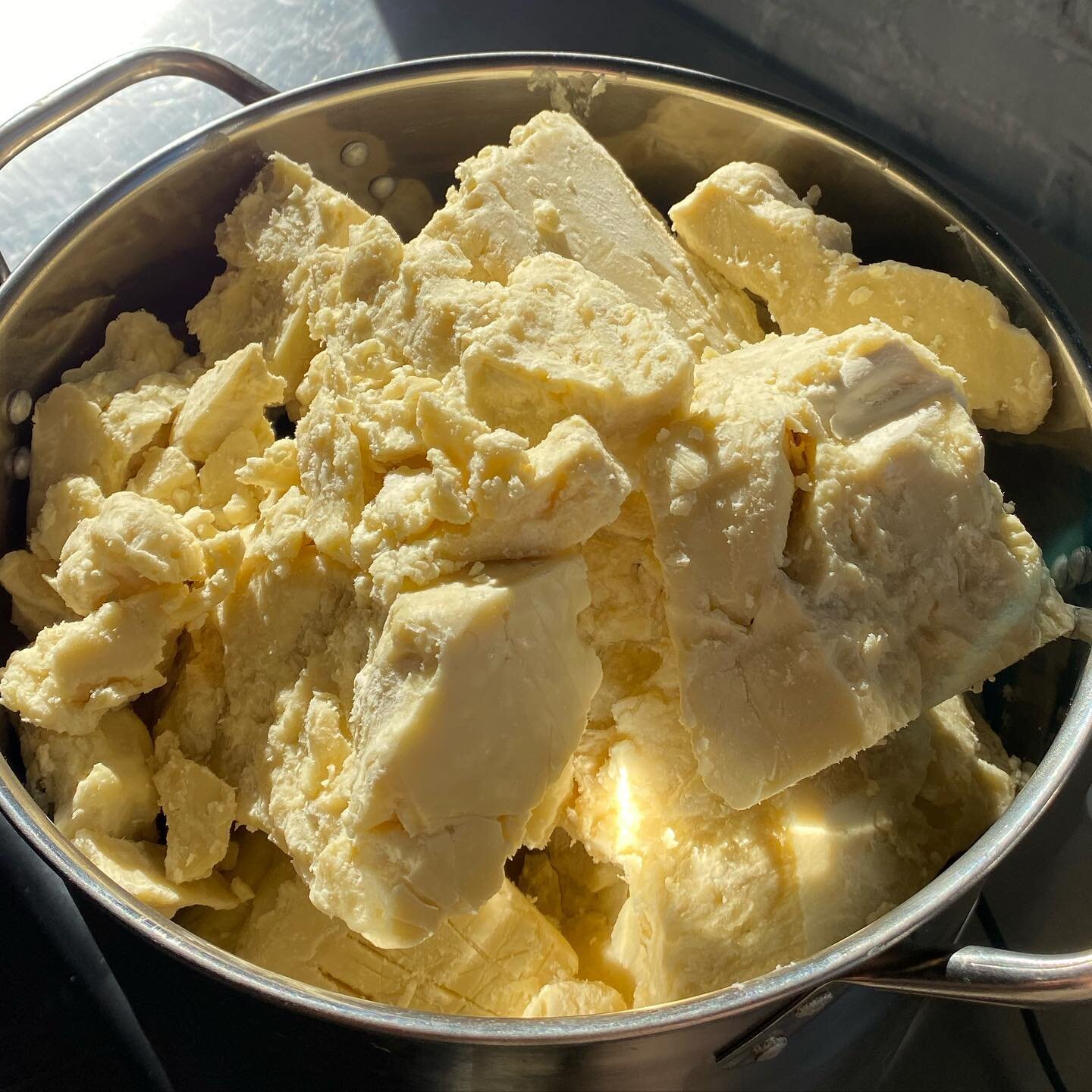 High quality, unrefined shea butter ✨

The main ingredient in our Shea Body Butter, shea butter is extremely beneficial for protecting and regenerating skin. It does not clog pores and helps to heal wounds, reduce redness, and moisturizes dry and irr