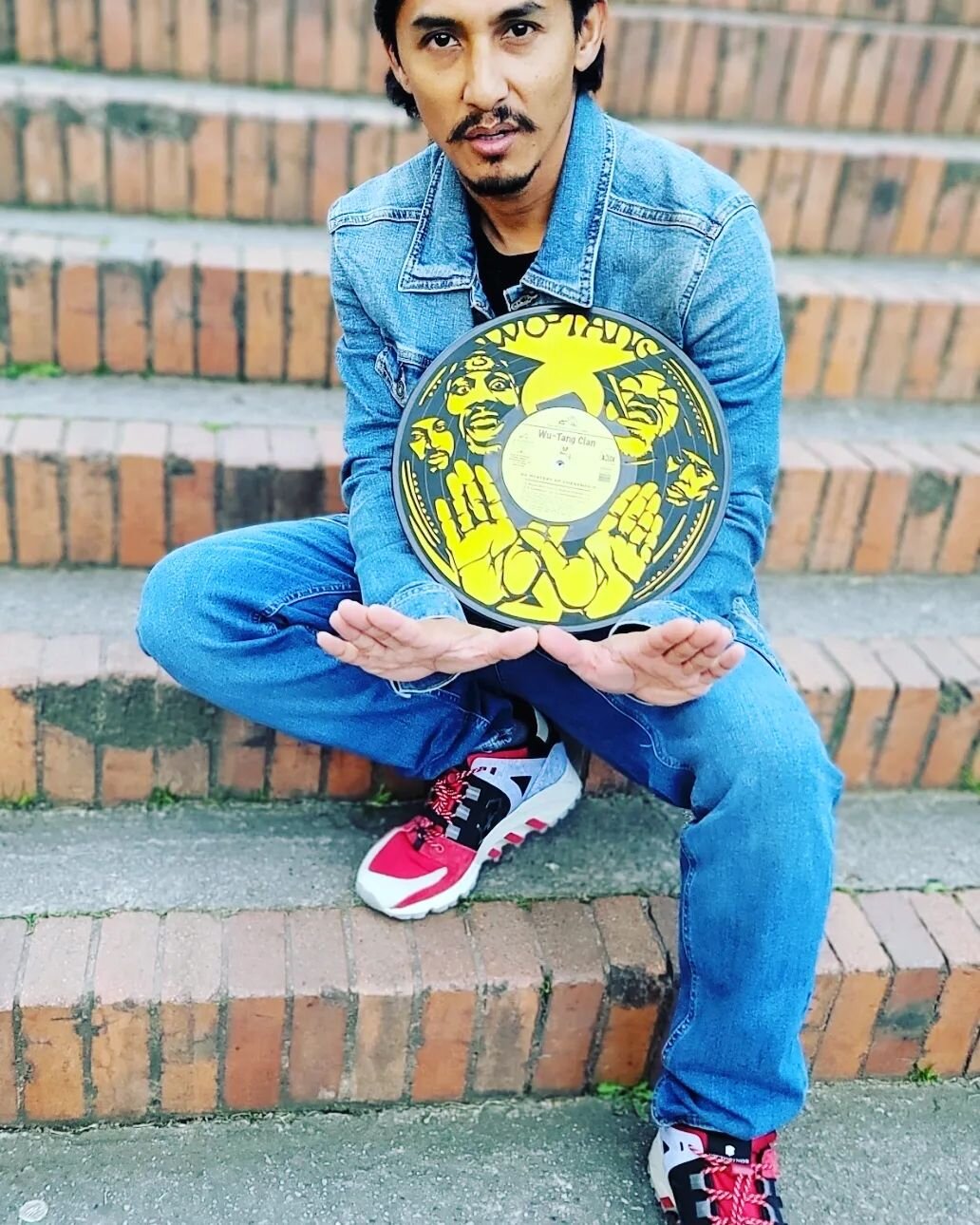 I got the honor to work with @methodmanofficial and sign this record artwork from Bogot&aacute;.  Next time I'll remember to grab a pic with him.  @wutangclan
.
.
.
 #wutangthursdays #shadowforce #colombiastunts #fightcoordinator