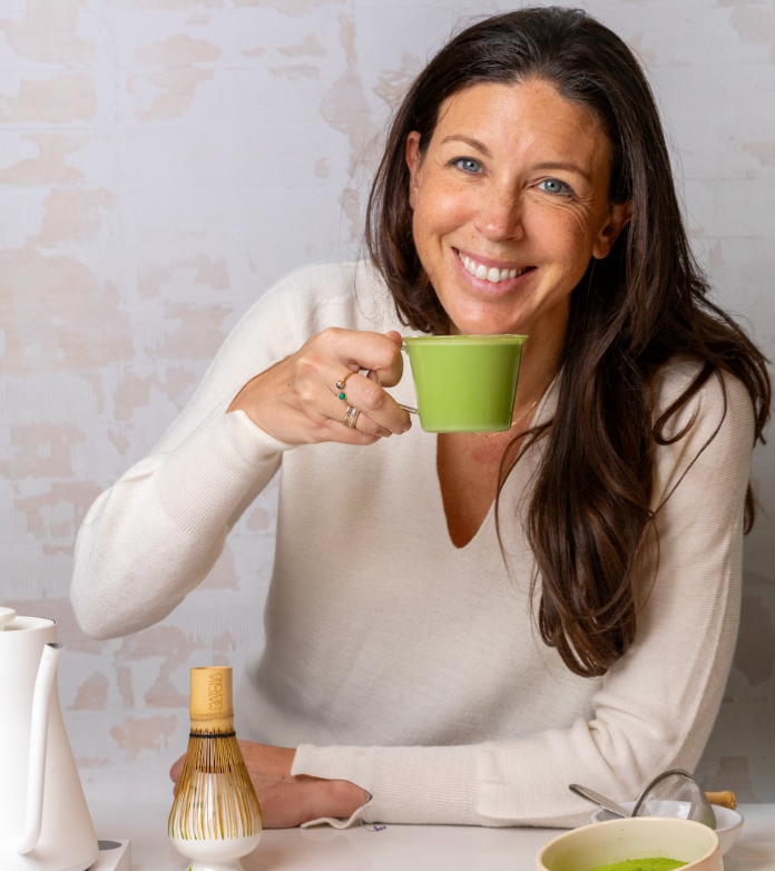 Olivia Nottin holding a green mug