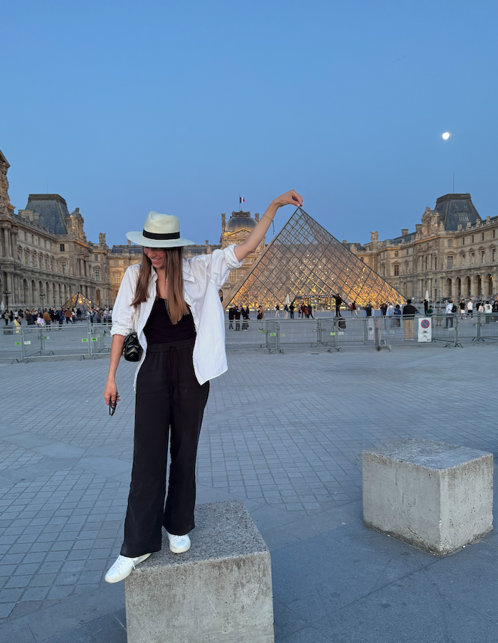 Kate Tepewehco photographer standing at the Louvre Paris
