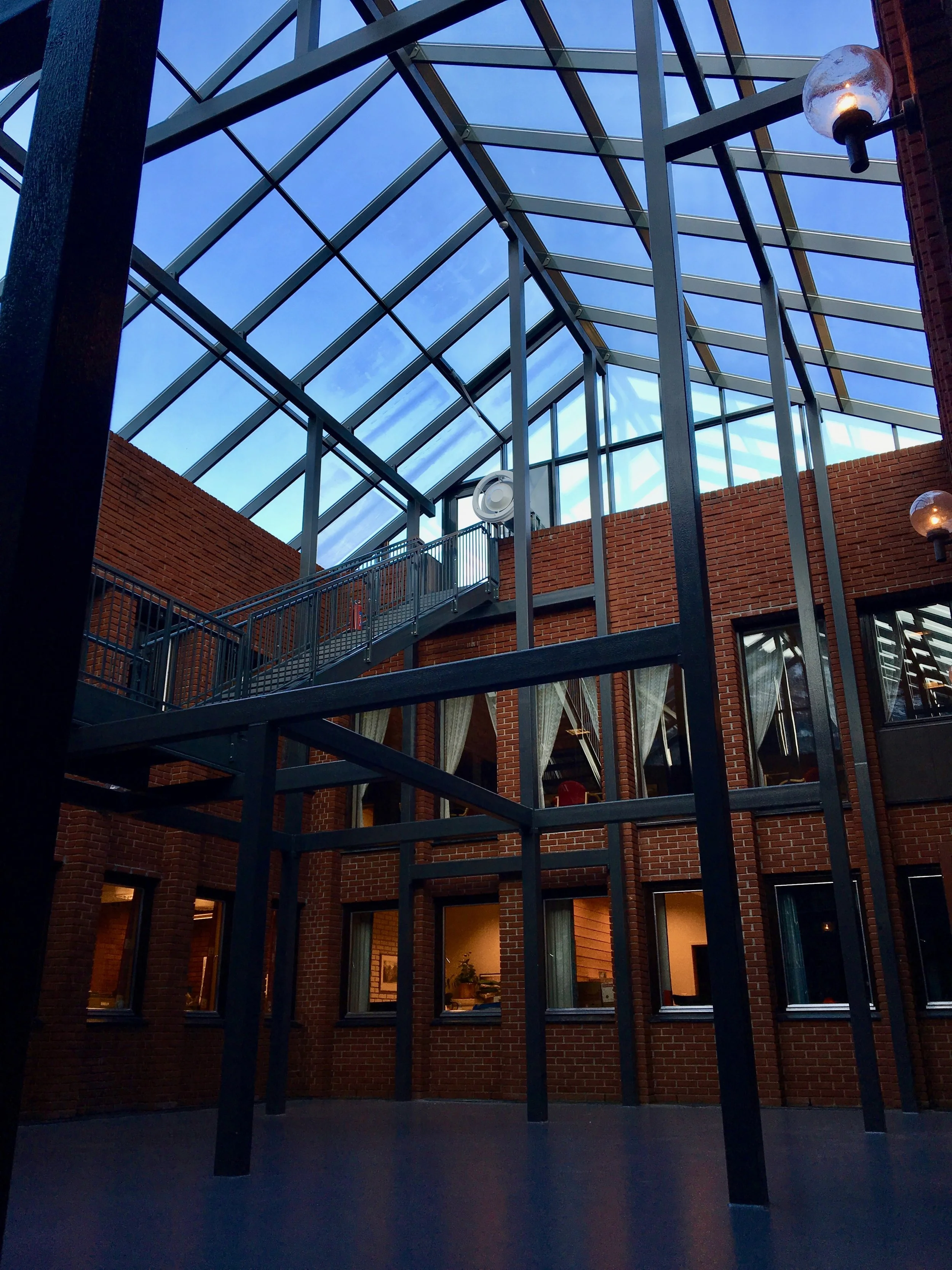Atrium med glasstak, rehabilitering Luster rådhus
