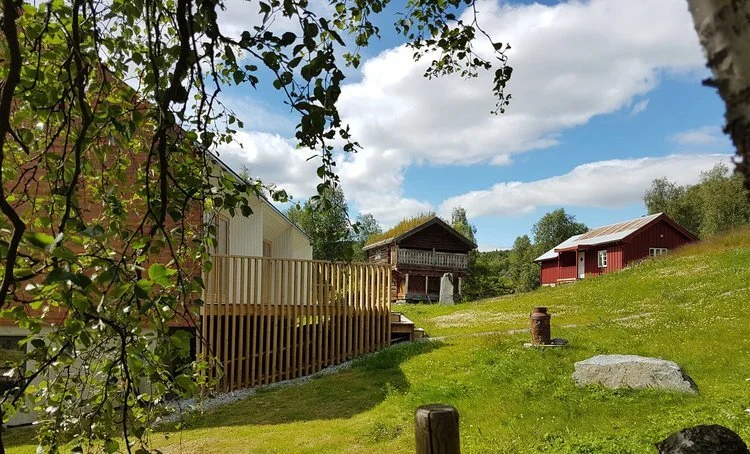Låven, Bjørneboeloftet og Astridstugu, Leveld kunstnartun