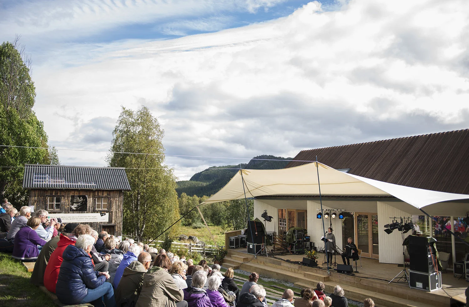 Låven, Leveld kunstnartun