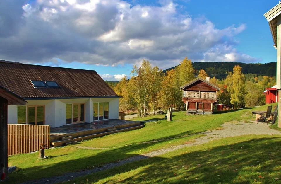 Låven og Bjørneboeloftet, Leveld kunstnartun