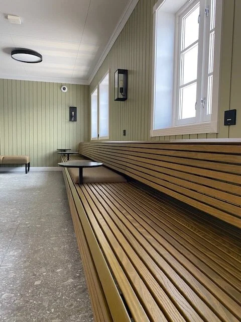 plassbygd benk, interiør Geilo stasjon