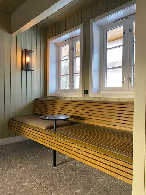 plassbygd benk, interiør Geilo stasjon