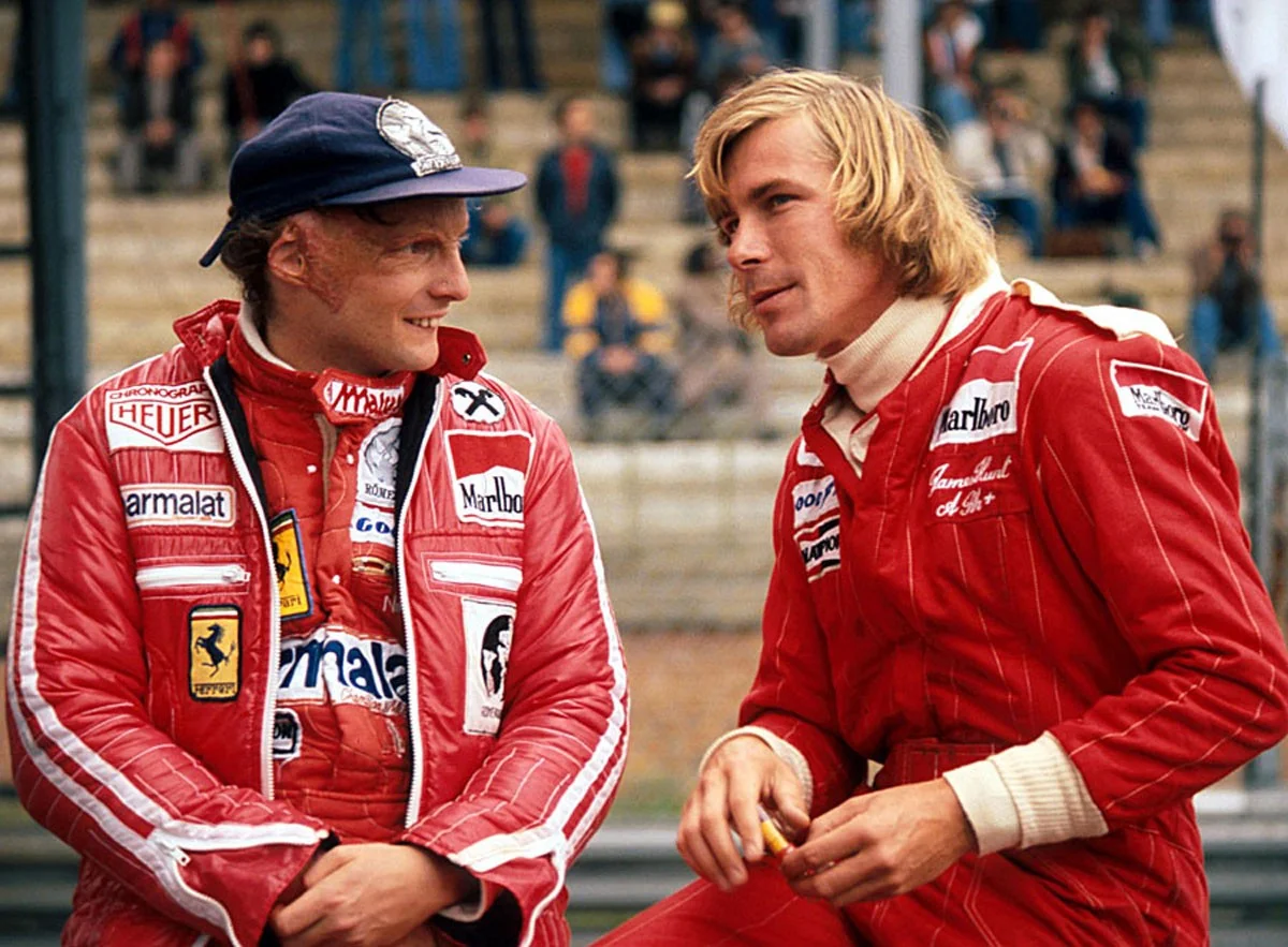 I veri Niki Lauda e James Hunt in uno scatto fotografico del 1977