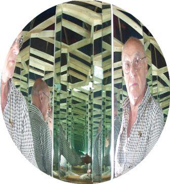 Antonio si riflette convessamente fra gli specchi, come in un quadro di Escher.