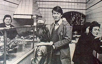 Un giovane Fabrizio de André nella friggitoria Carega.