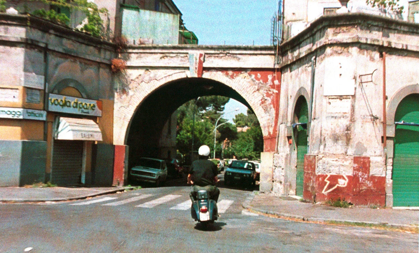 Nanni Moretti si aggira con la sua vespa per i lotti popolari della Garbatella, nel celebre film "Caro diario". 