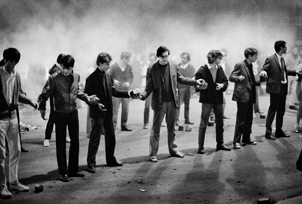  FRANCE. Paris. 5th arrondissement. Students in a chain passing cobble stones for the barricades, Gay Lussac Street. May 10th 1968. 