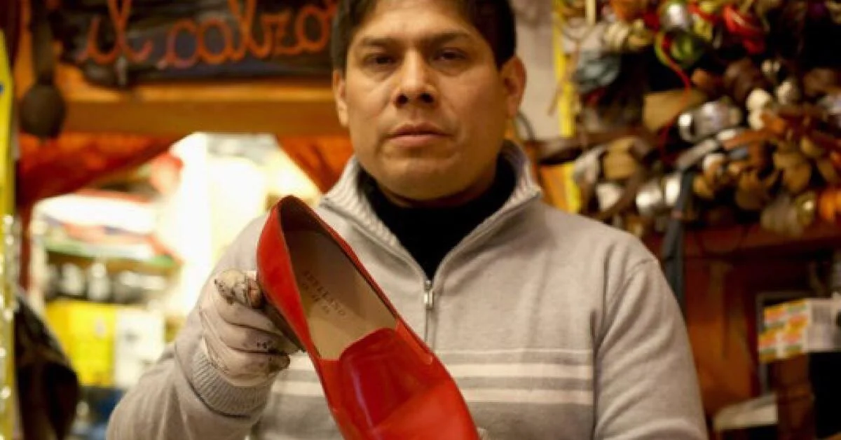 Tutti fanno la fila per le scarpe di Antonio Arellano, anche il Papa