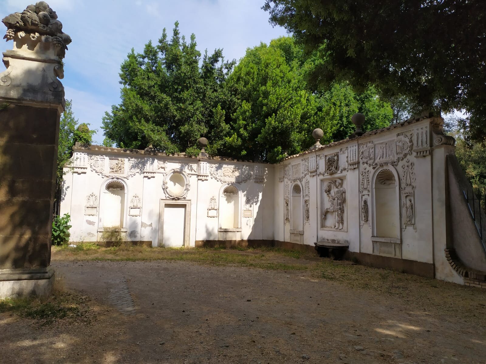 Villa Borghese-Parco dei Daini Bassorilievo.jpg
