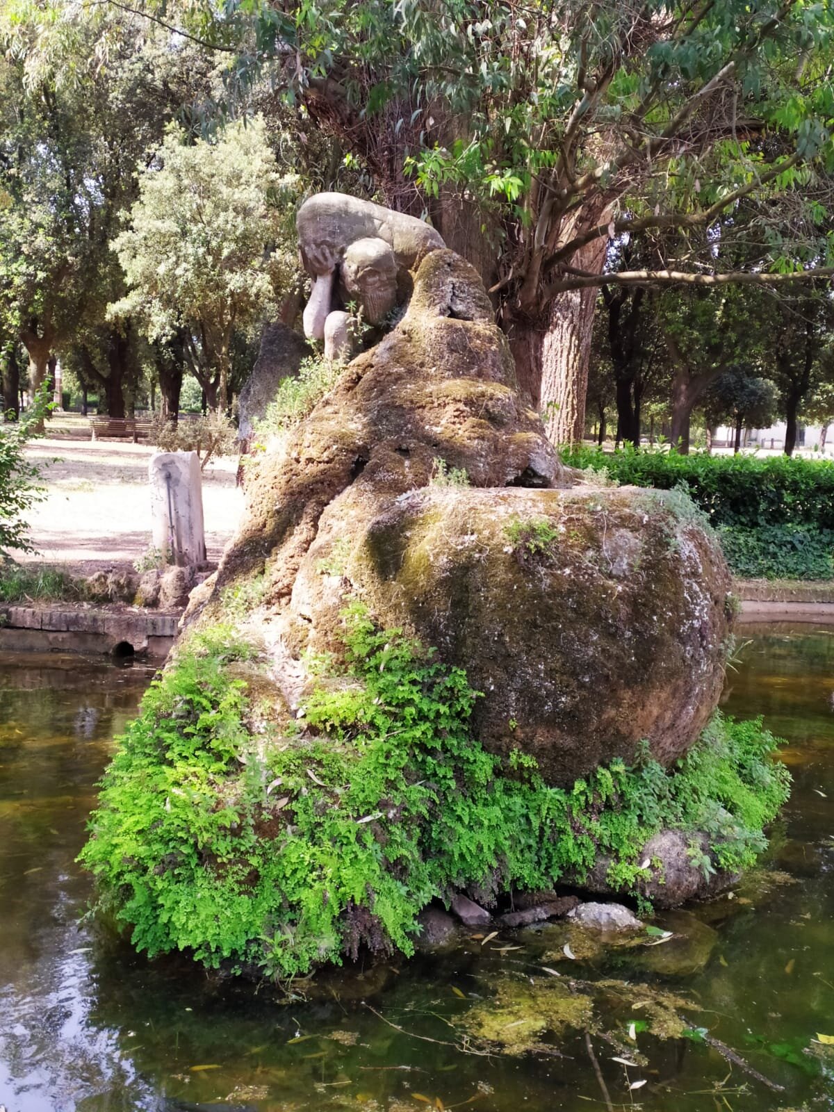 Villa Borghese-Parco dei Daini, fontana.jpg