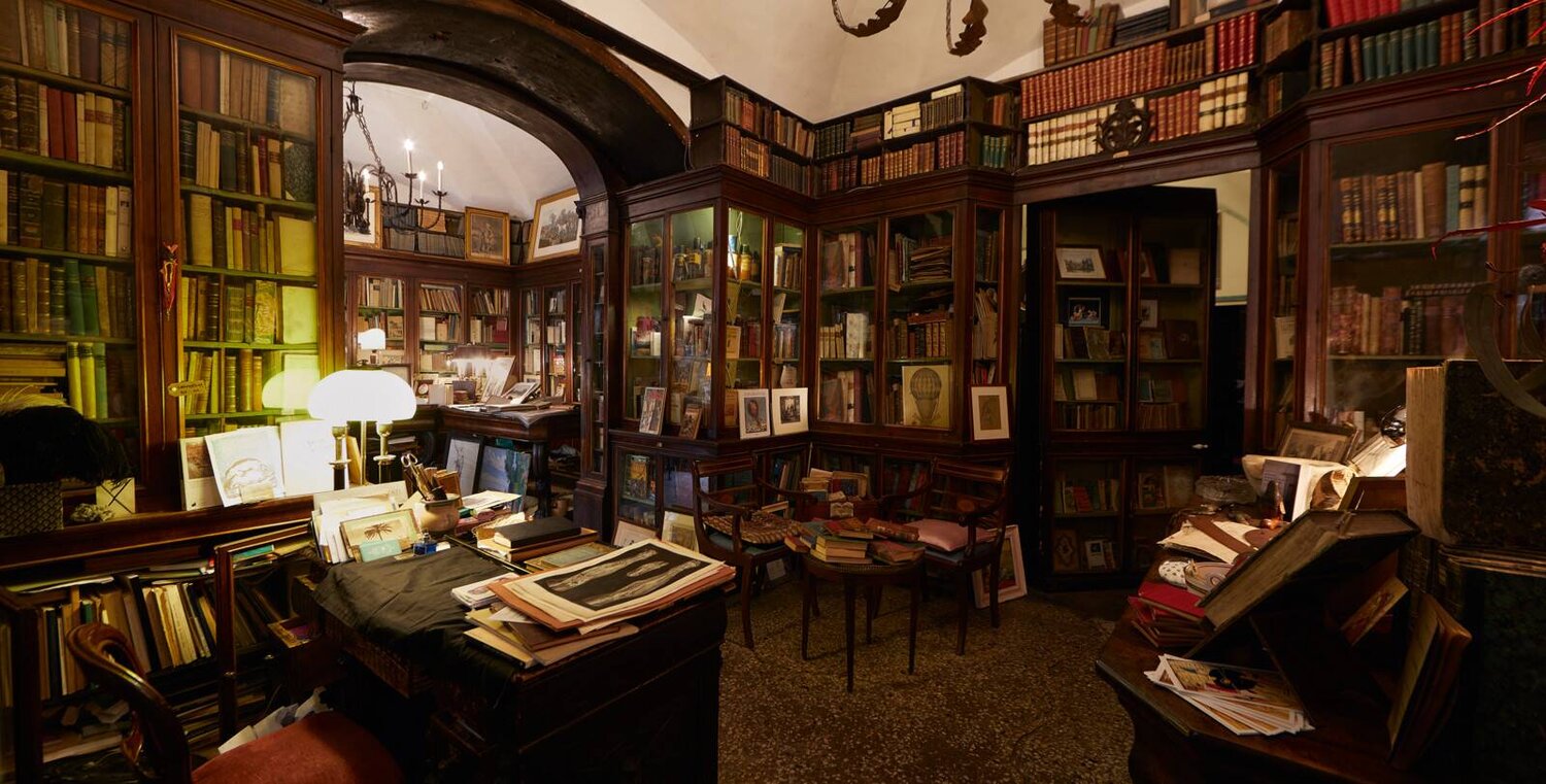 Interno dell’Antica Libreria Cascianelli. Foto dal sito della Gucci ( link )