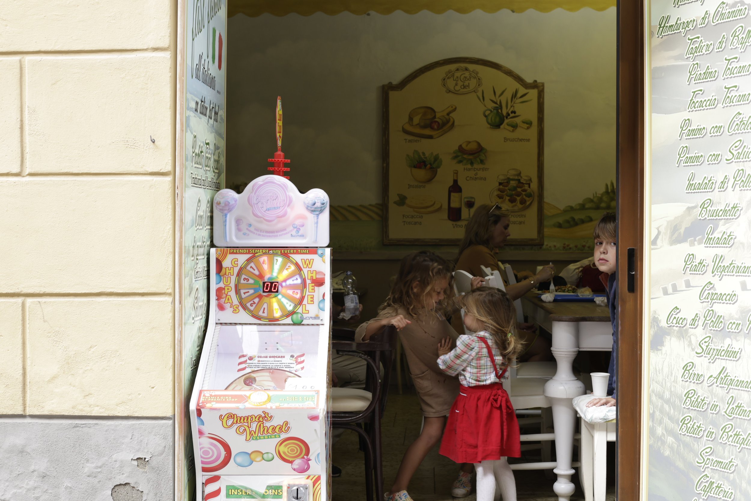 "Postcards from Montepulciano" fotografie di Alessandro Asciutto: un viaggio visivo tra arte e tradizione vinicola