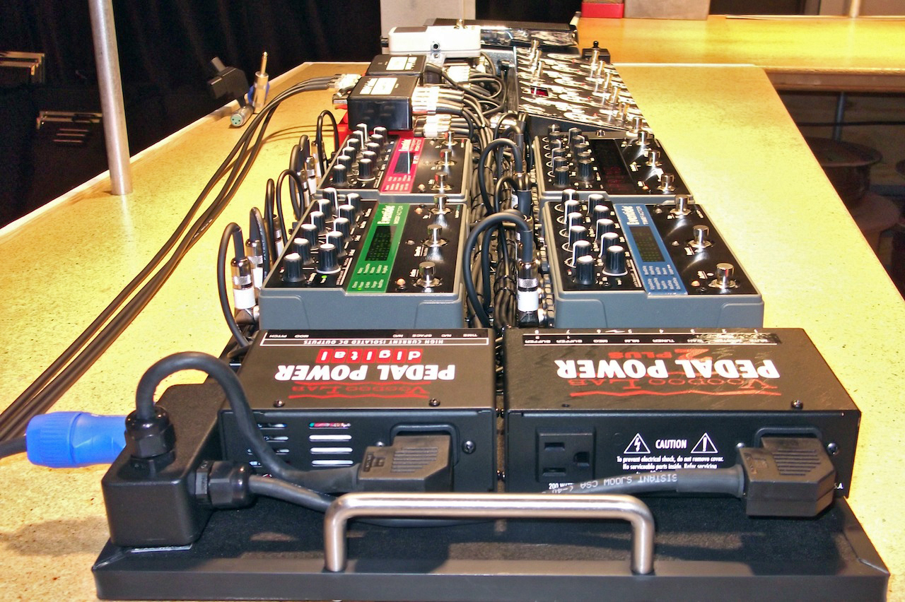 RJMMusic_MasterMind_Mini_Effect_Gizmo_Mini_Line_Mixer_Eventide_Space_TimeFactor_ModFactor_PitchFactor_RMC_Picture_Wah_Voodoo_Lab_Pedal_Power_2+_Pedal_Power_Digital_01.JPG