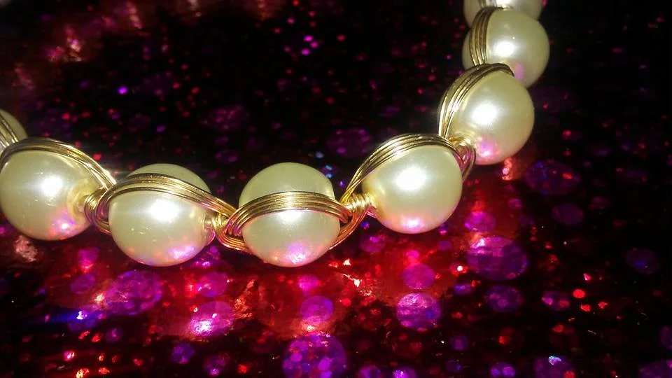 whitepearlgoldbracelet.jpg