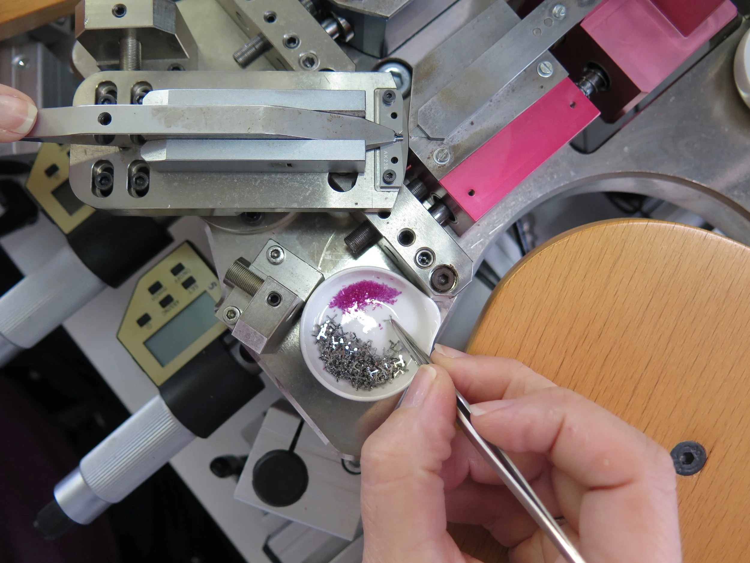 Assembly of the lever with its pallet jewels.