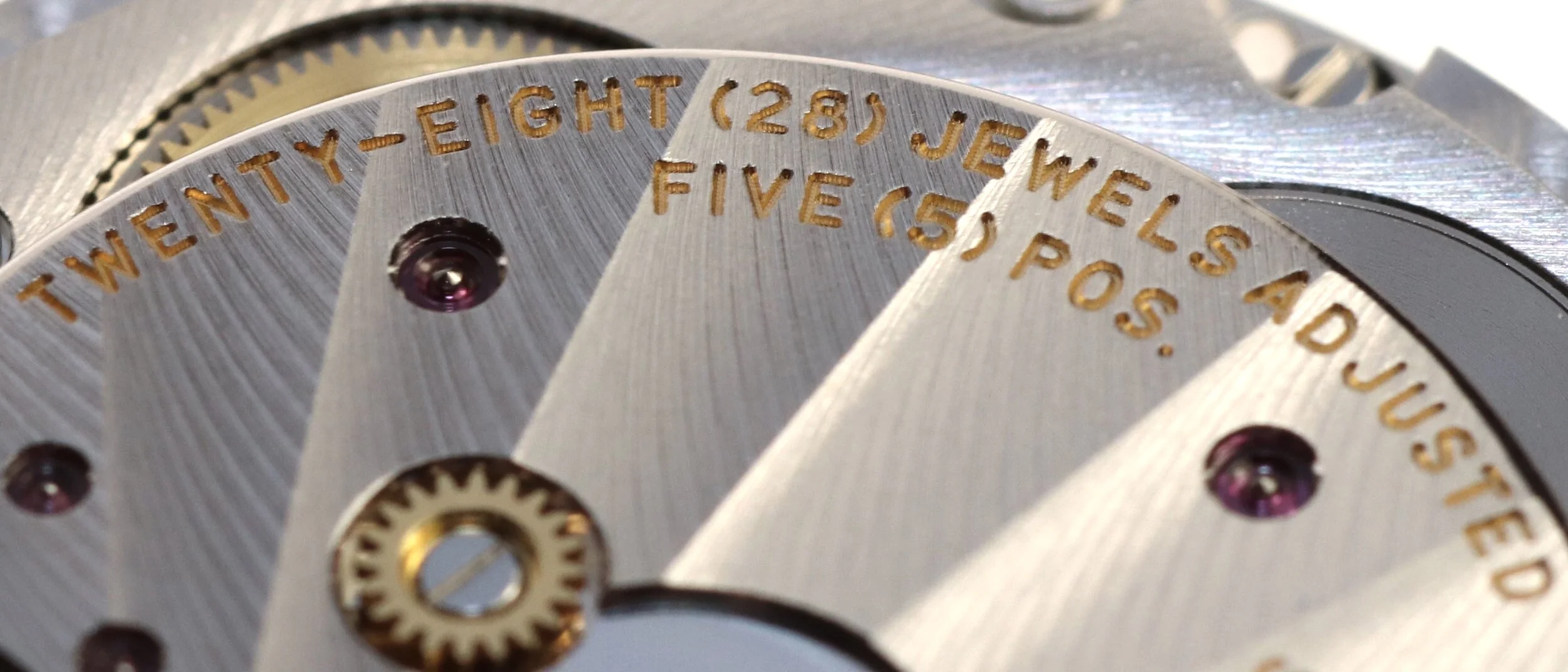 The top surface of the bridges are finished with Geneva stripes, the lower with a snailing effect. The engraving is executed at the same time as the bridge is machined.