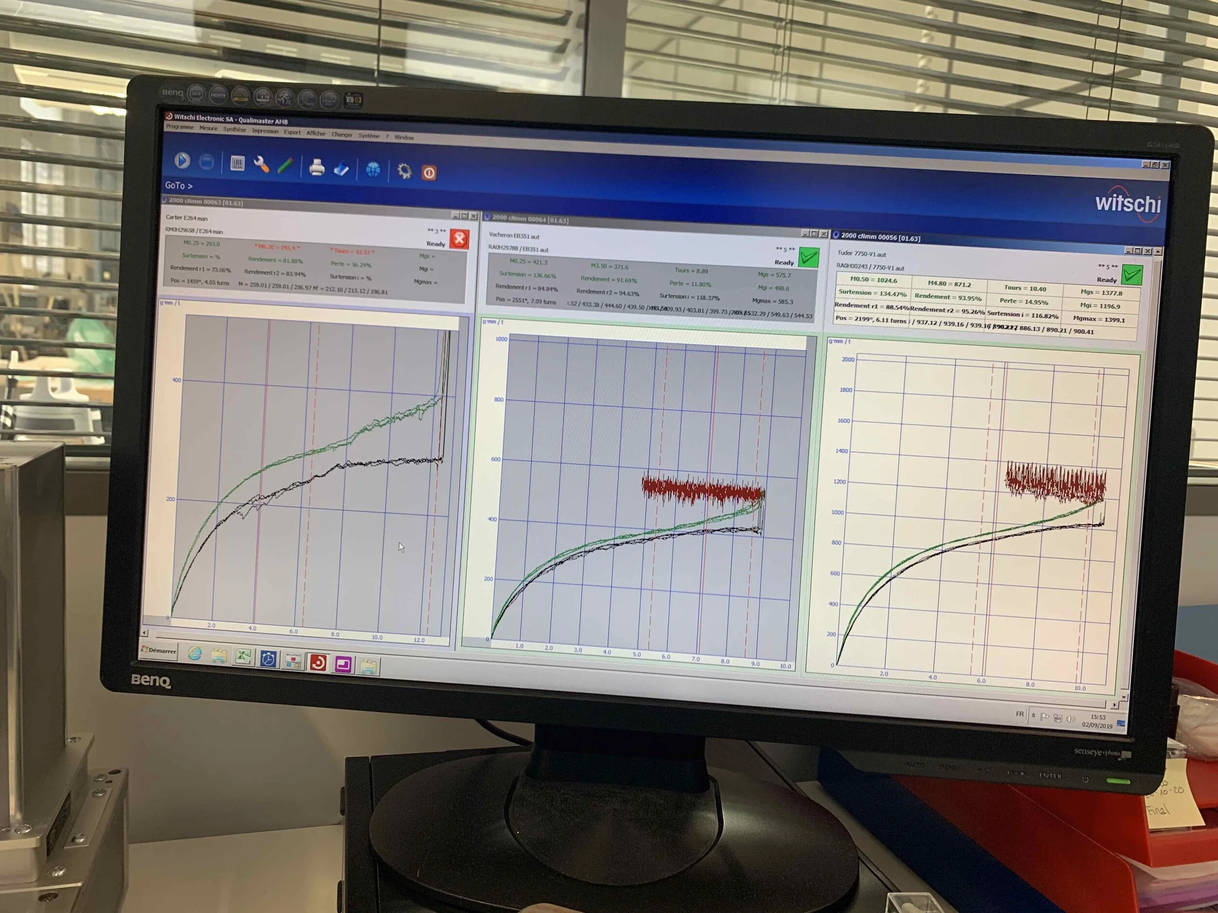Above 3 graphs showing different mainsprings. The green curves illustrate the mainspring being wound, the black curves the unwinding of the springs. The one to the left is faulty, showing uneven torque transmission, the two to the right are both correct.