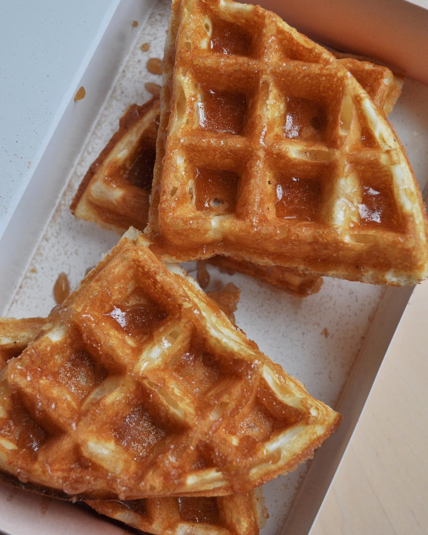 It&rsquo;s the weekend and time to treat yourself with a homemade fluffy waffle. Come on by before 10pm for one of these goodies! You can cover it with chocolate fudge, caramel sauce or cinnamon honey 🤤
.
.
.
#xoicecream #madewithlove #yycwaffles #c