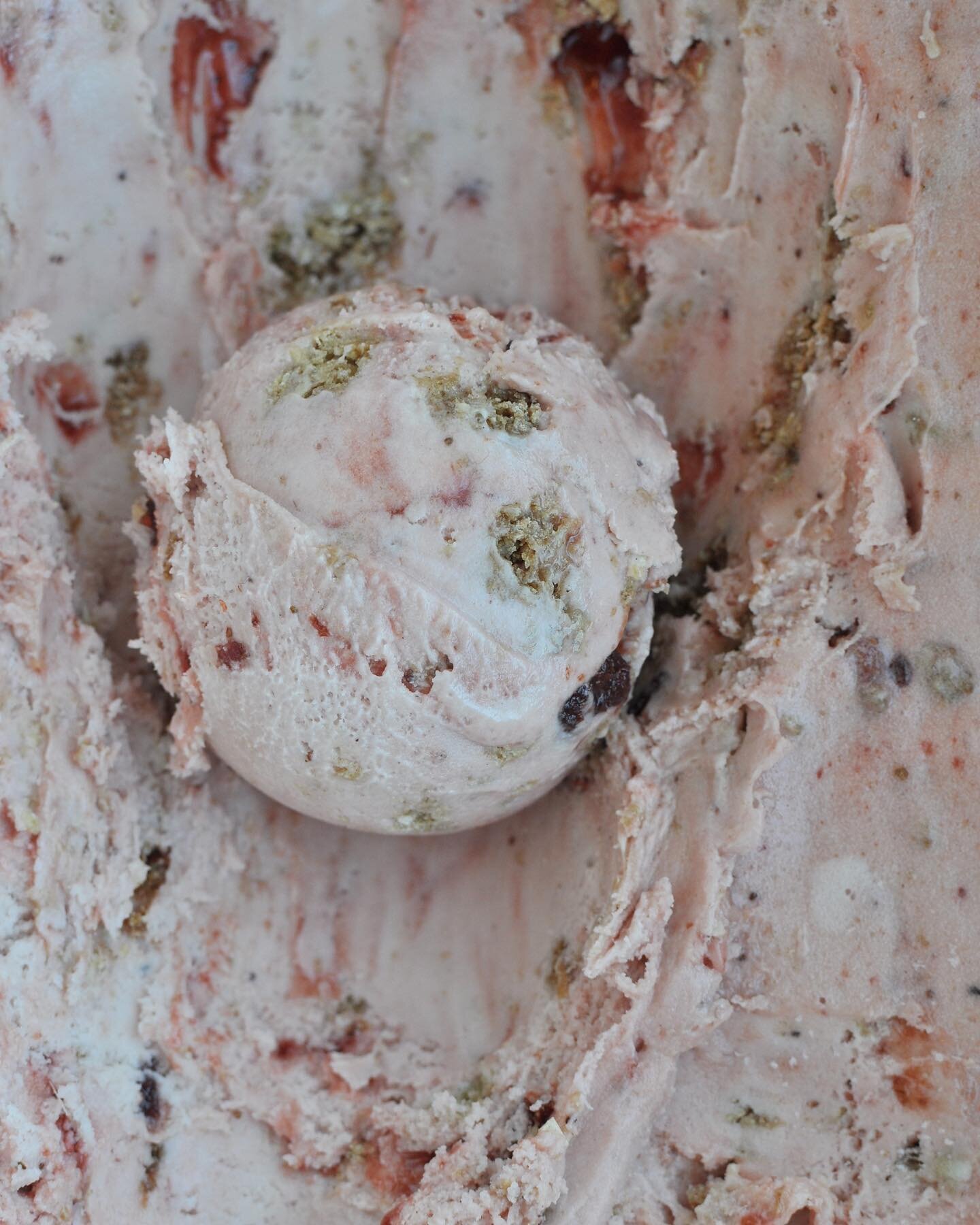 Generous chunks of homemade oatmeal cookies, oat milk and swirls of strawberry jam 🍓 are part of this vegan flavour that ticks all the boxes. Come on by for a scoop! 
.
.
.
#xoicecream #madewithlove #yycicecream #auburnbaycalgary #bestofcalgary #han