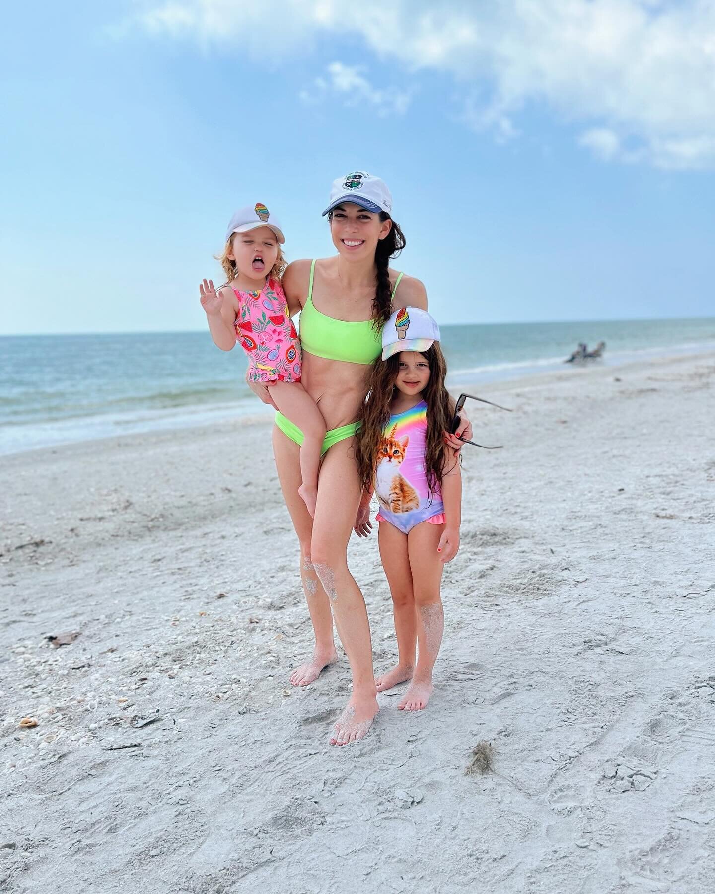 Sandcastles, mini golf &amp; Chipwiches at 10:00am 💕🙌🏻⛳️🐊☀️ we really leaned into the Sprint Break vibes this year #tograndmothershousewego #sanibelisland #springbreakwithkids #nycmom #toddlermomlife