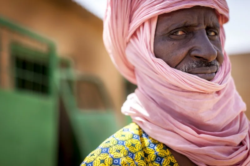 A Tuareg woman and man, not related, except by nationality and style.