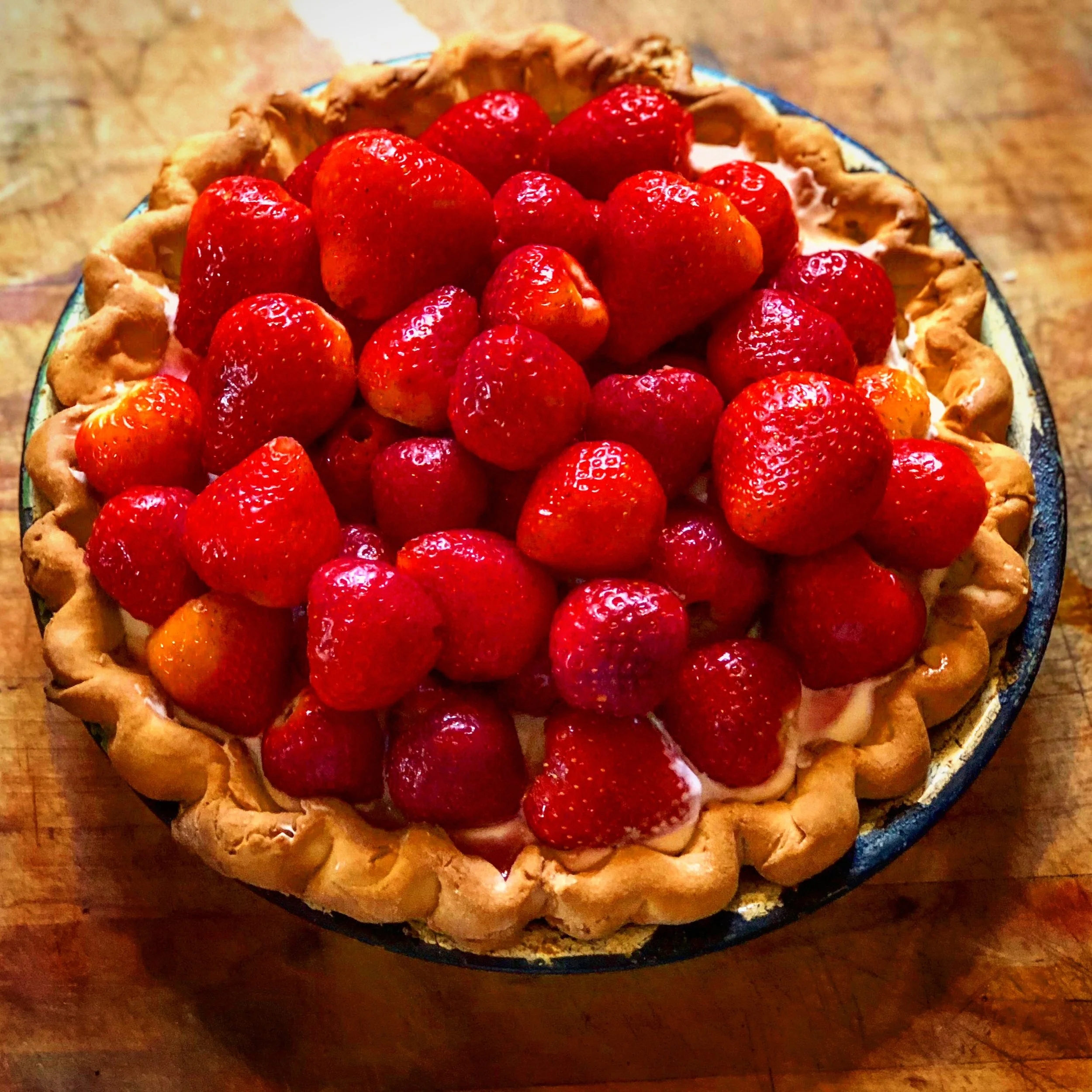 Fresh Strawberry Hibiscus Pie / It's A Drag