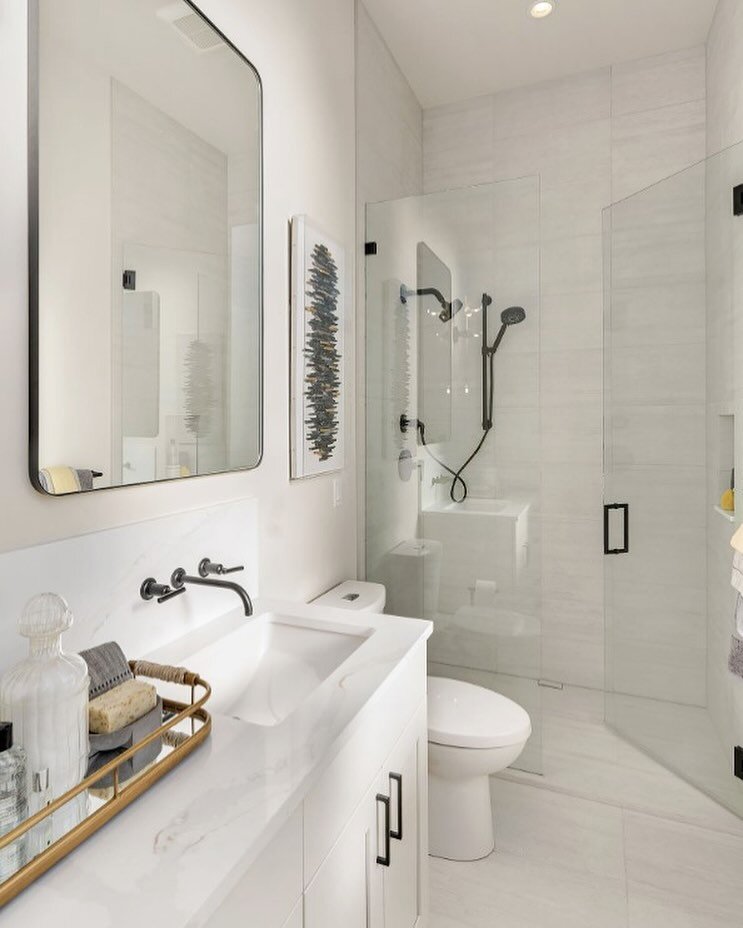 Clean and simple. Always a winning look for bathrooms 😊
Our Cemento Bianco Cassero looks amazing in this guest bath installation from @thegreydoorinteriorsinc
Great work on this project! We can't wait to see what you come up with next ❤

Photography