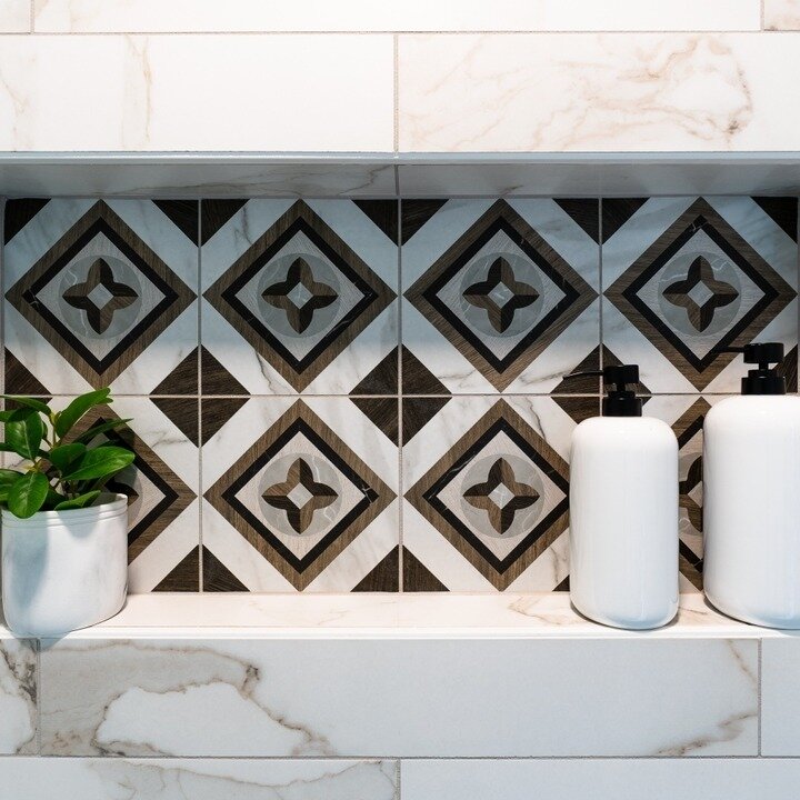 Repeating your floor tile in your shower niche is a great way to create a sense of flow and cohesion in your design. And we just love how our Intarsi tile looks in this bathroom remodel from @designedsmart! 
Thank you so much for sharing with us! Mak