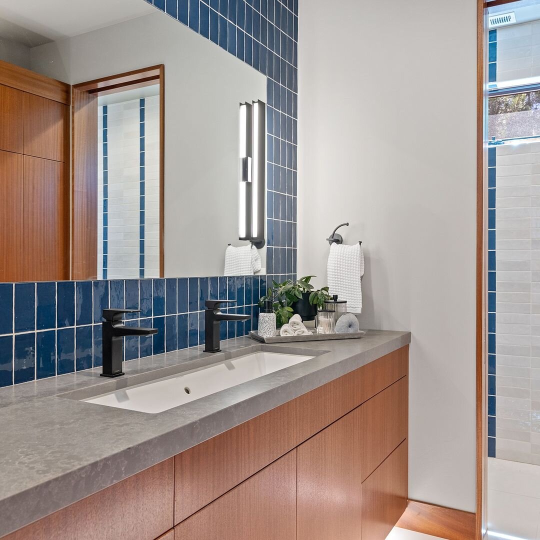 The pop of blue from our St. Tropez collection in this gorgeous bathroom installation is just *chef kiss*! We also love how it's incorporated into the shower with accent strips. 

Thank you @rebeccabassettinteriors for sharing! This installation turn