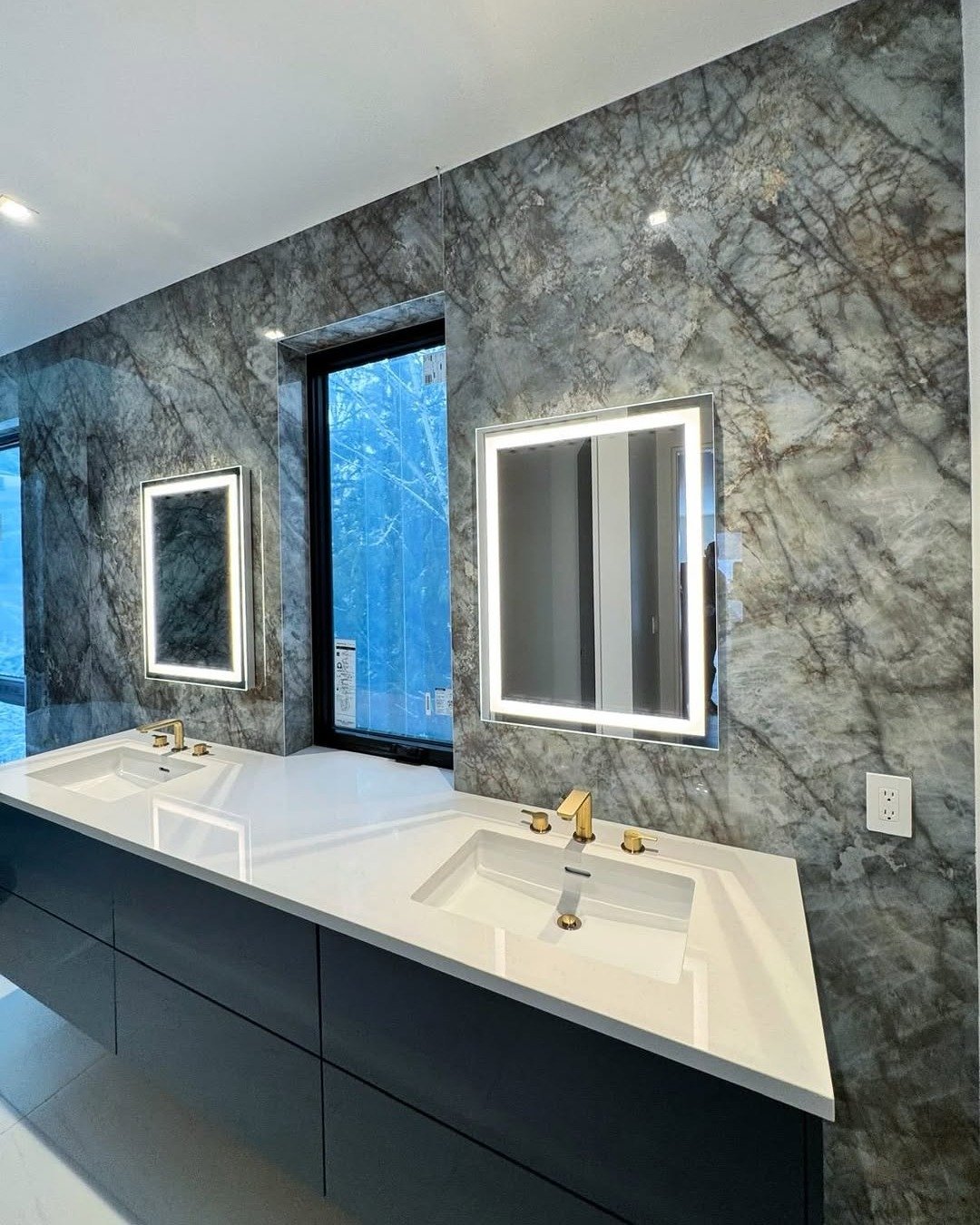 Blue never looked so serene 💙
We&rsquo;re loving this beautiful bathroom installation by @ramconseattle , featuring an elegant blue 6mm slab paired with a soft neutral floor tile for the perfect balance of bold and calming. A timeless combination do
