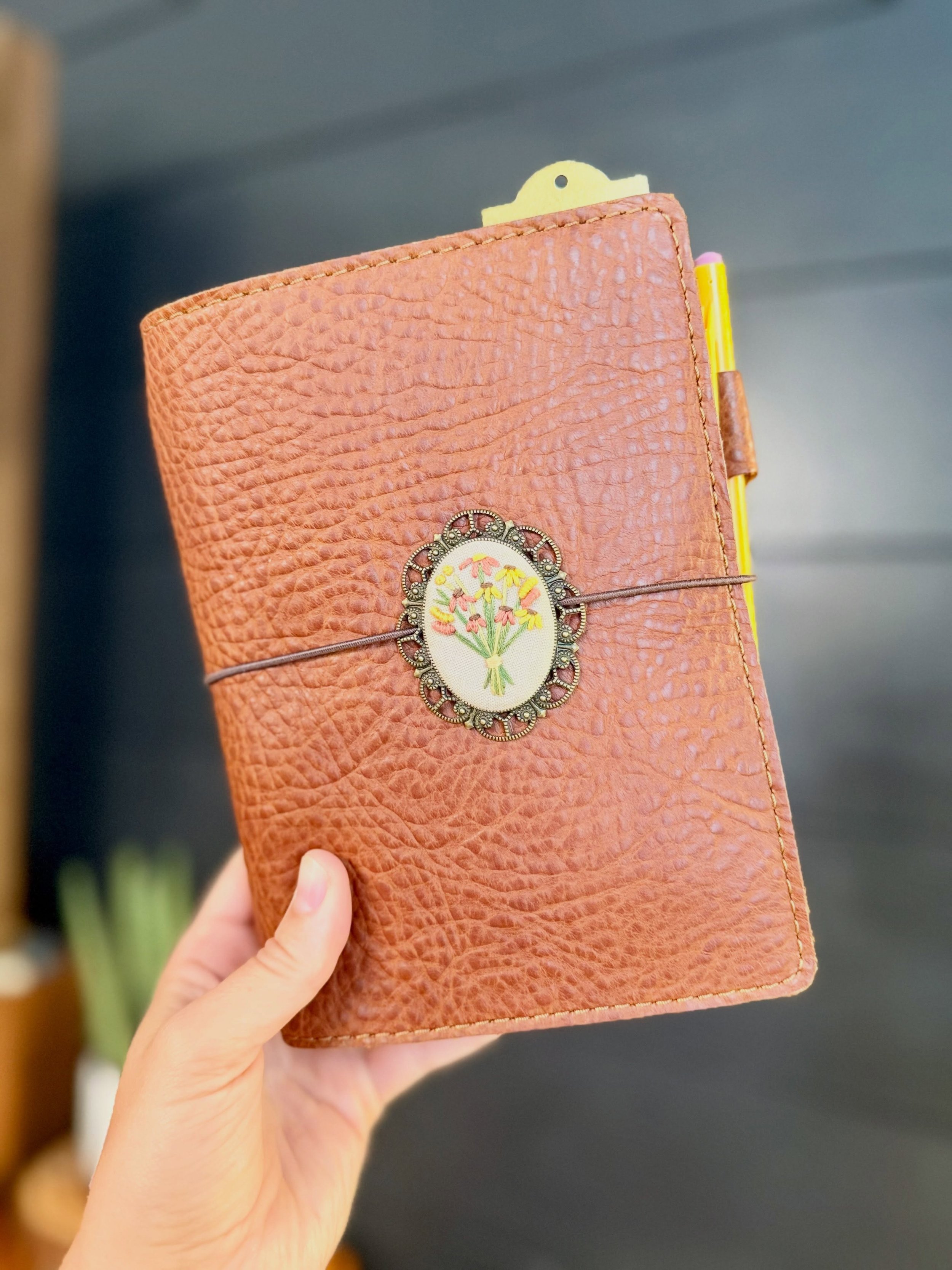 My B6 notebook isn&rsquo;t just where I write. It&rsquo;s my anchor. I consistently use a @sterlingink common planner and a @thechicsparrow cover without needing any swaps or changes to my setup. This is my version of planner and journal peace. 

Thi