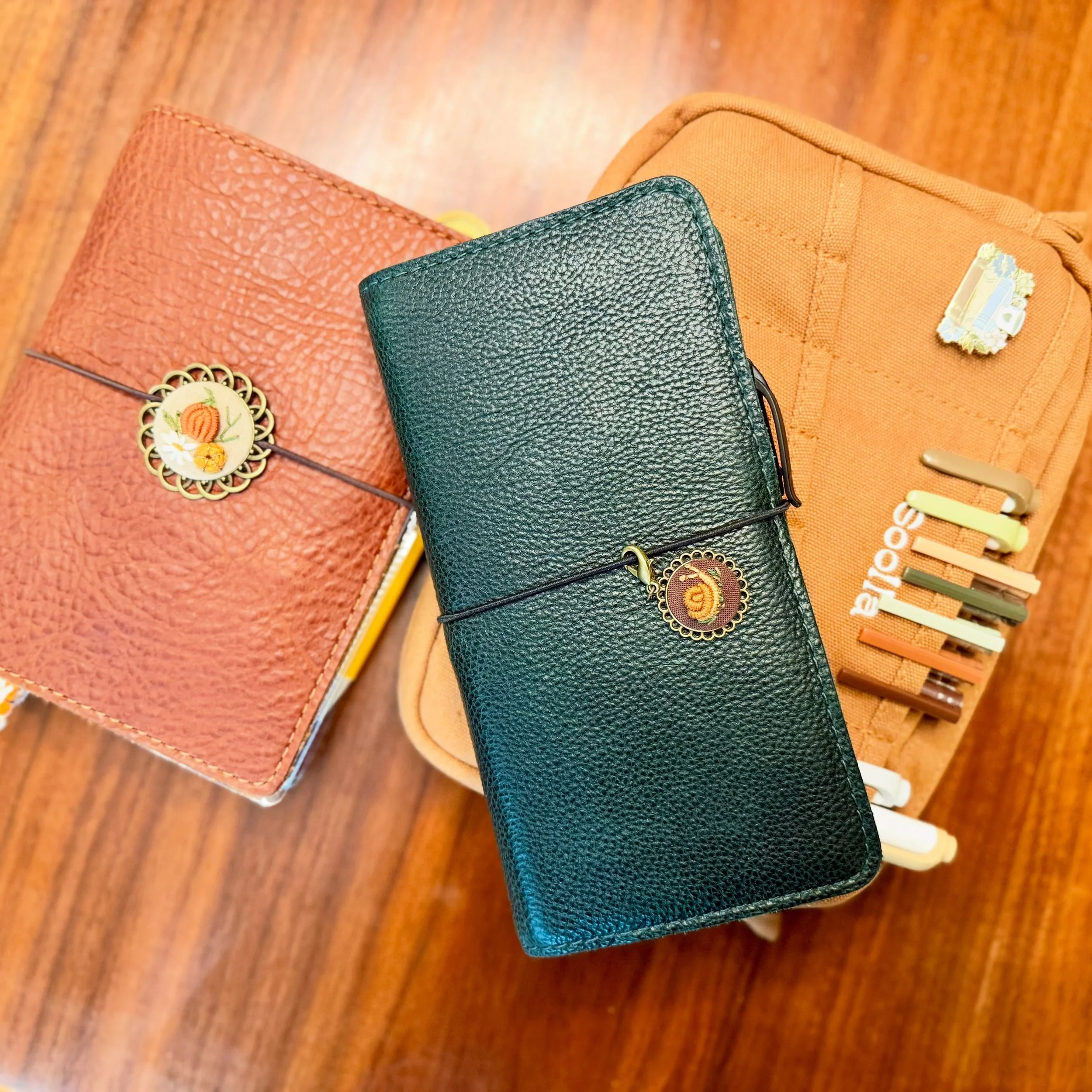 🍂 Fall Journaling Activated 🍂 

I am really loving my two notebook set up for the fall season. It may still be hot here in Arizona, but I am ready to see everything with fall leaves, pumpkins, and fun coffee drinks. 

Main materials:
@thechicsparro