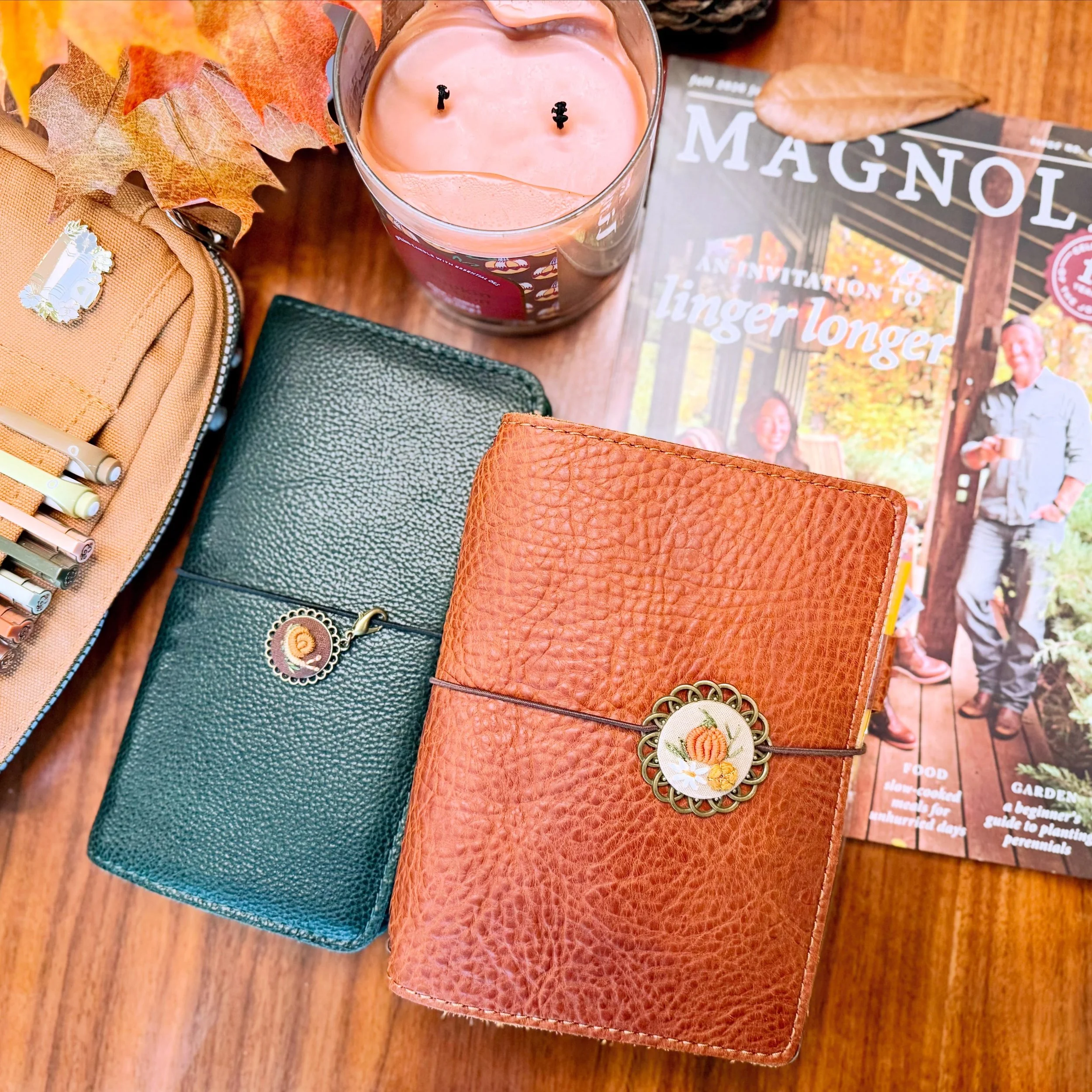 Feeling like fall on the blog 🍂 🍁 

Notebook lineup:
@sterlingink common planner in size B6 in a @thechicsparrow cover 

@sterlingink notebook in size N2/weeks in a @thechicsparrow cover 

Journal charms from @poppystitch 

Grabbing inspiration fro