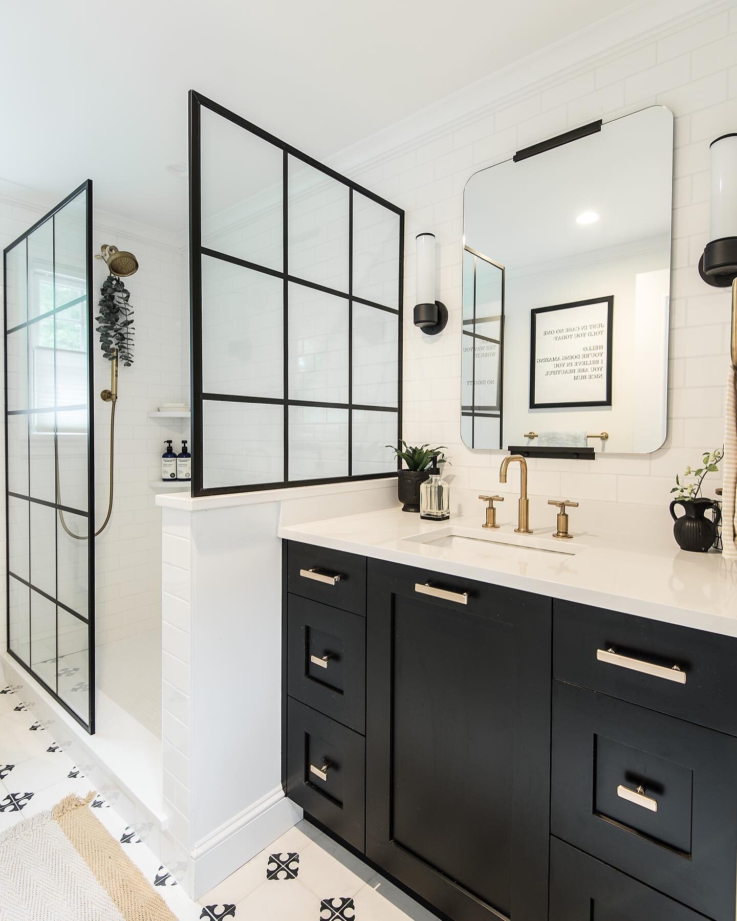 Black &amp; White 
Such a Classic Beauty!
🖤+🤍=❤️.
📸@briandavidbecker
.
.
.
.
.
.
.

#bathroomdesign #bathroomsofinstagram #bathroomremodel #bathroomrenovation #bathroomsofinsta #bathroomsofig #bathroominspo #bathroominspiration #bathroomgoals #bat