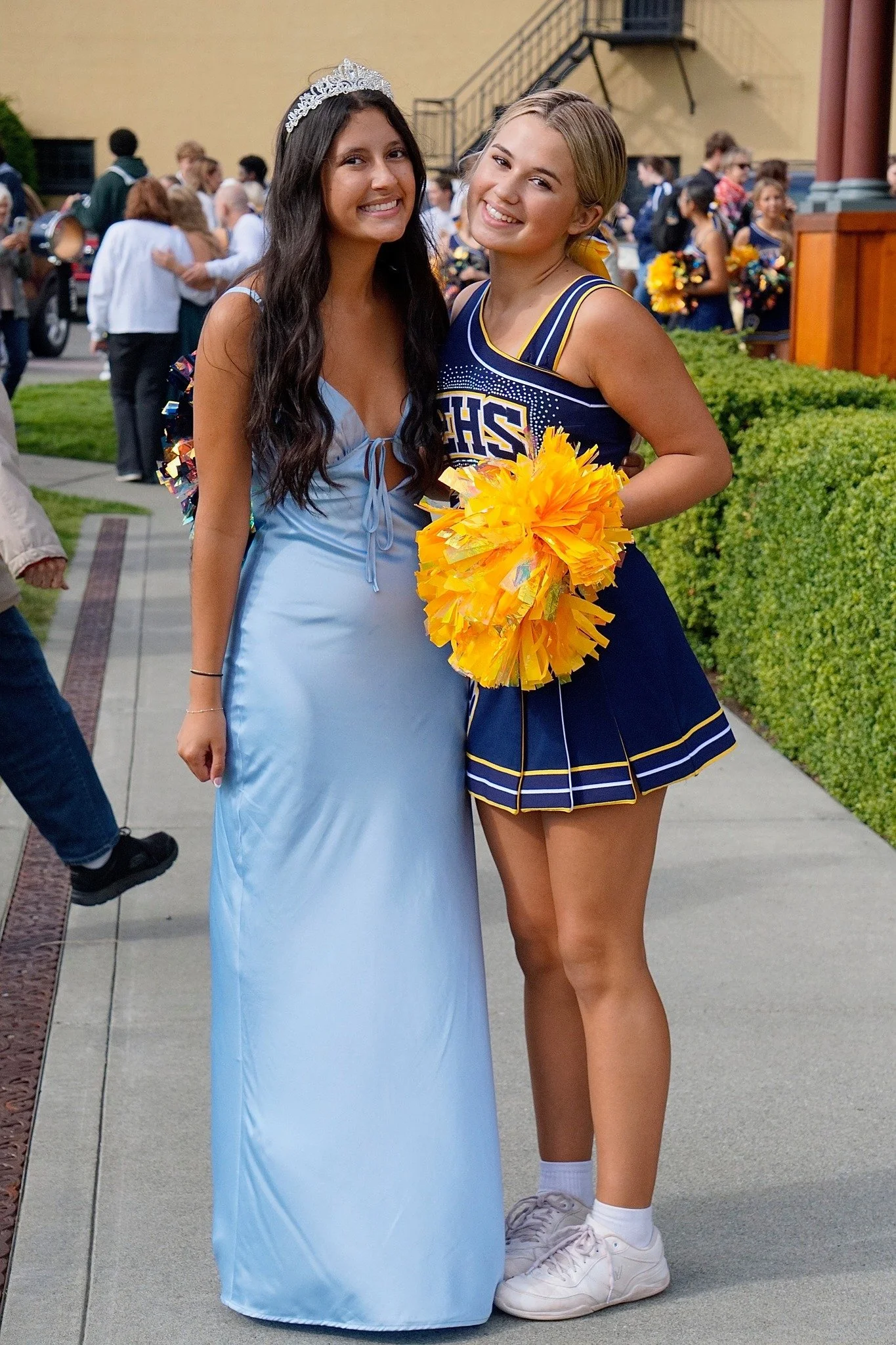 We hope our Railroad girls Shay and Addison had a great homecoming weekend! Shay was a cheerleader in the homecoming parade and Addison is homecoming princess! 💙💛