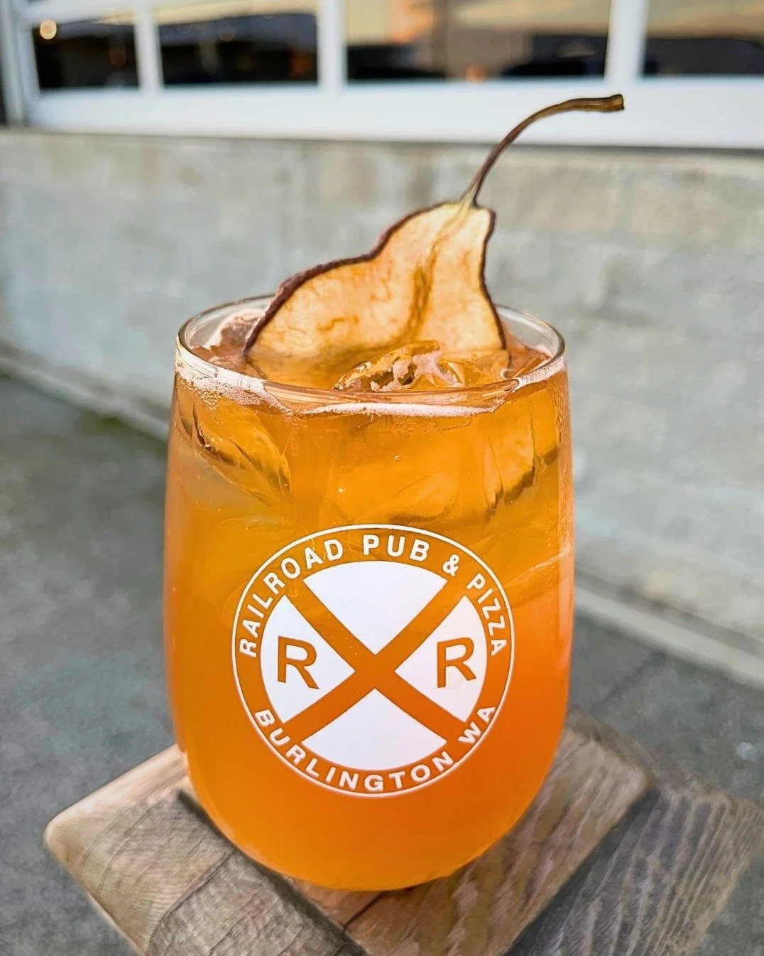 Fall drink specials at Railroad Pub &amp; Pizza! 

𝗦𝗽𝗶𝗰𝗲𝗱 𝗙𝗮𝗹𝗹 𝗦𝗽𝗿𝗶𝘁𝘇&ndash;Local Cedardale Orchards fresh apple cider, Oregon Chai Spiced Chai, pear pur&eacute;e, and champagne over ice.

𝗕𝗹𝗼𝗼𝗱 𝗠𝗼𝗼𝗻 𝗦𝗽𝗿𝗶𝘁𝘇𝗲𝗿&ndash;Li