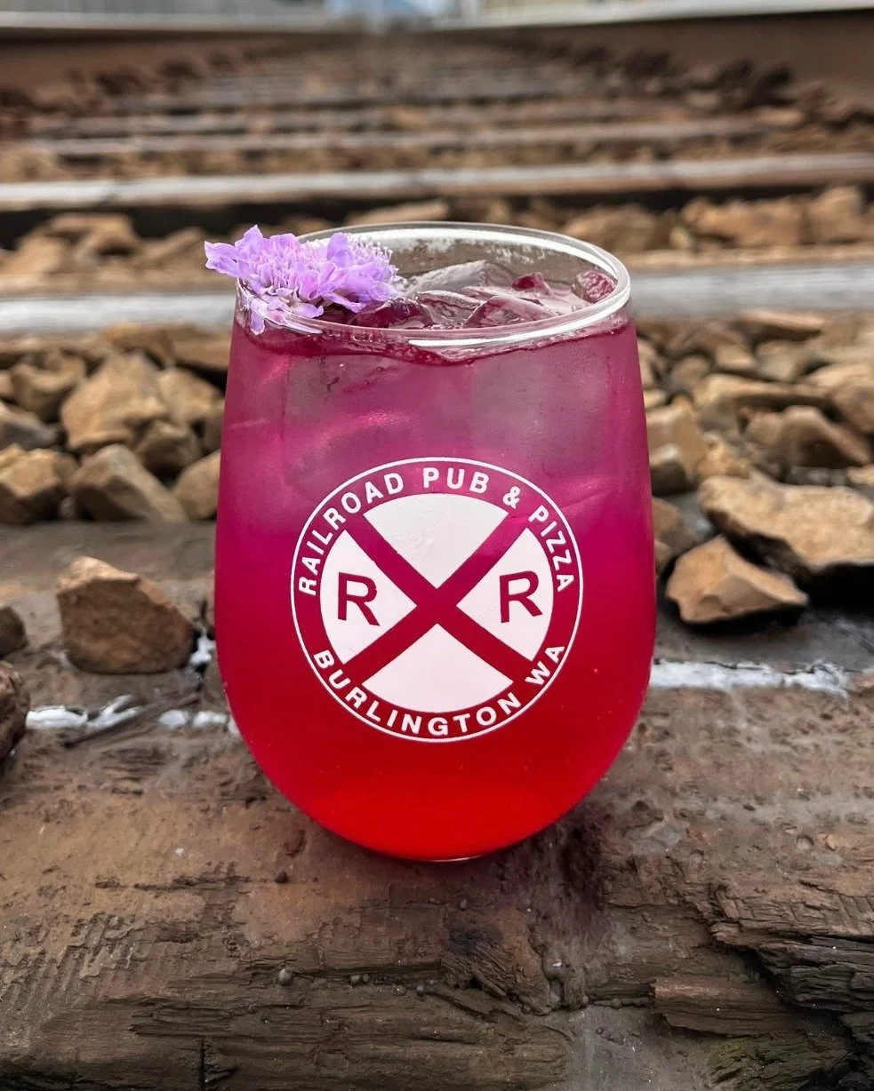 Last few days for our February drink specials! 

&hearts; 𝗫𝗢𝗫𝗢 𝗥𝗮𝗶𝗹𝗿𝗼𝗮𝗱 𝗦𝗽𝗿𝗶𝘁𝘇𝗲𝗿 &ndash; Strawberry pur&eacute;e, cream of coconut, champagne, and lime a white claw in a mason jar with a sugar rim and XO candies.

&hearts; 𝗛𝗼𝗻?