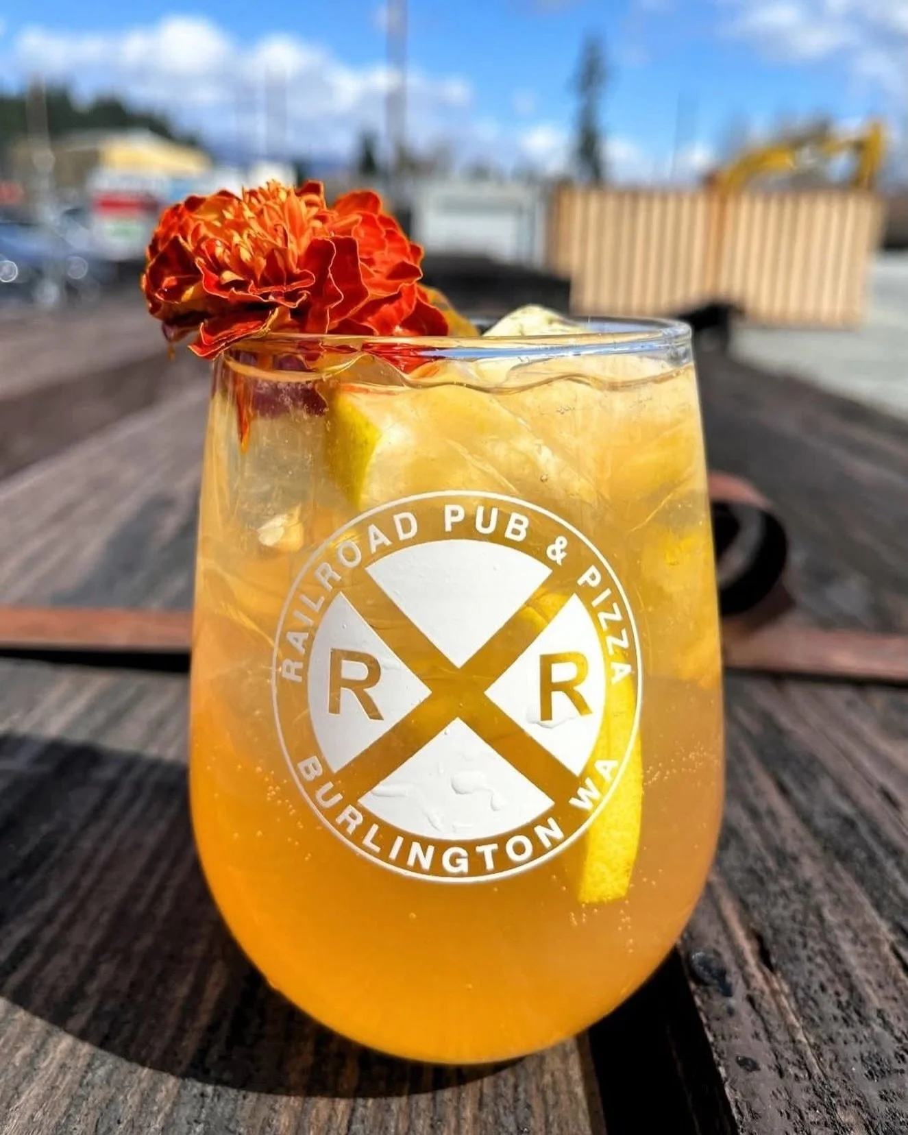 🍯 Honey Ros&eacute; Spritz&ndash;Ros&eacute; Prosecco, honey &amp; lemon puree, a splash of grapefruit bubbly &amp; garnished with an edible flower, $9.50.