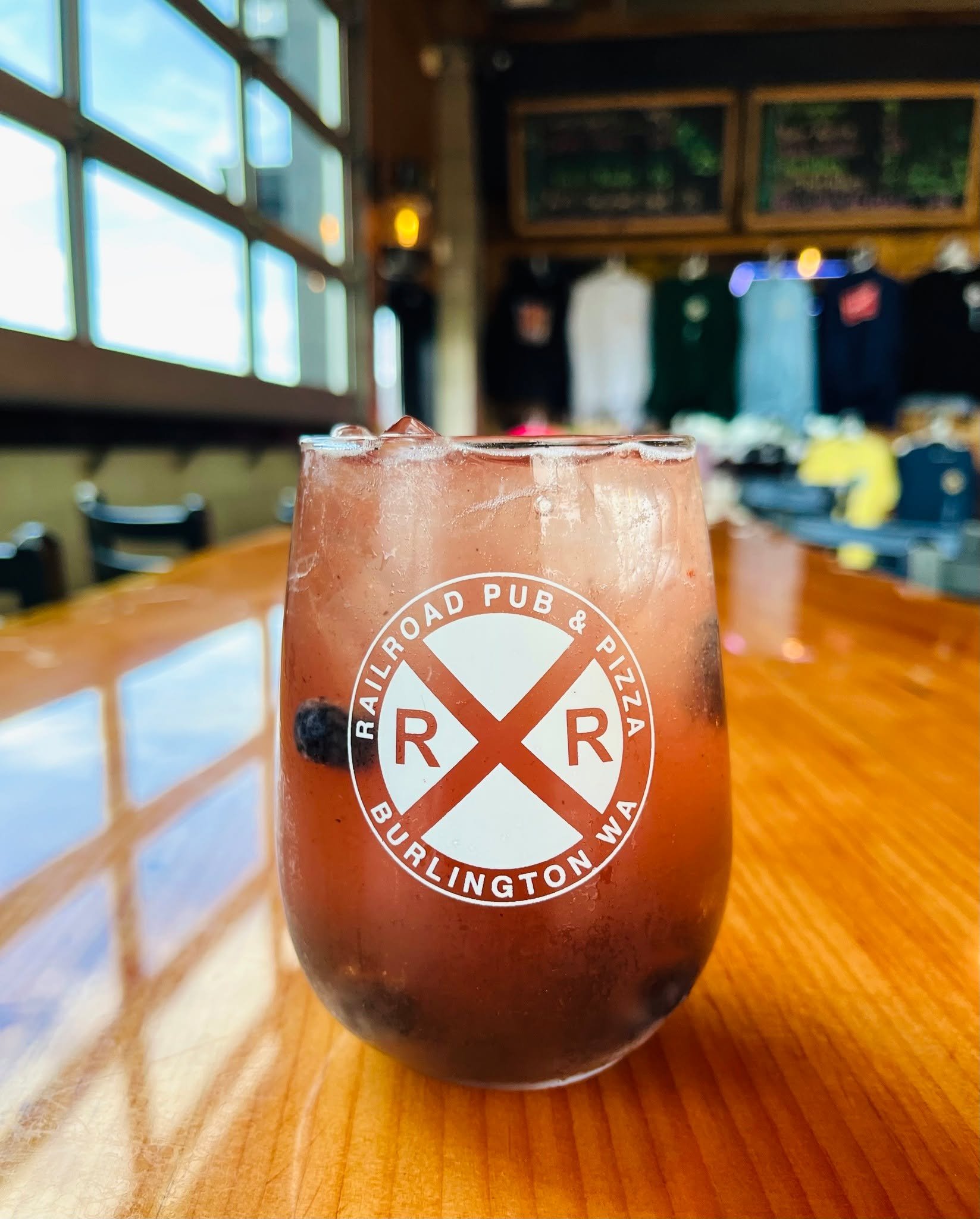 🍋 🫐 Blueberry Limoncello Split &mdash; A refreshing blend of blueberry and honey lemon pur&eacute;e, topped with Incline Limoncello Cider, champagne, and fresh blueberries. Bright citrus with a sweet berry flavor!