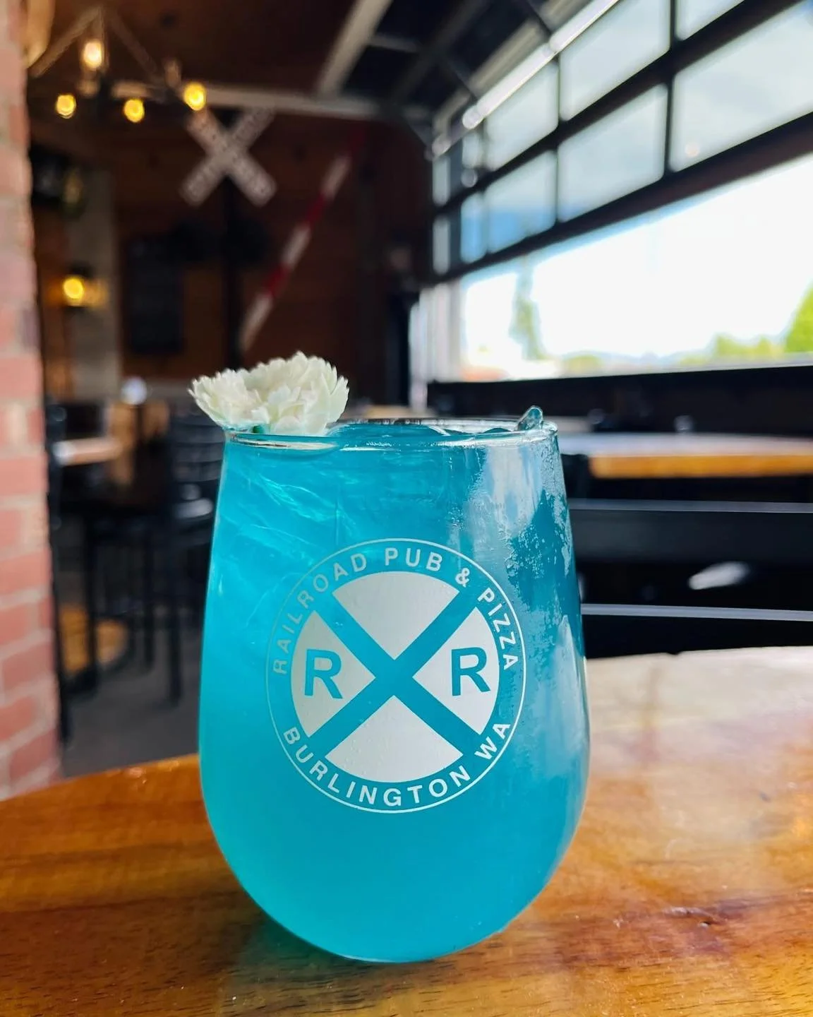 🍋 𝗕𝗹𝘂𝗲 𝗥𝗮𝘇𝘇 𝗟𝗲𝗺𝗼𝗻 𝗠𝗶𝗺𝗼𝘀𝗮 &mdash; Champagne with blue raspberry &amp; lemon pur&eacute;e. 

🍉 𝗪𝗮𝘁𝗮-𝗠𝗮𝗻𝗴𝗼 𝗠𝗼𝗷𝗶𝘁𝗼 &mdash; A Watermelon White Claw, mango Pur&eacute;e, mojito mix, and Starry soda. Add champagne for an 