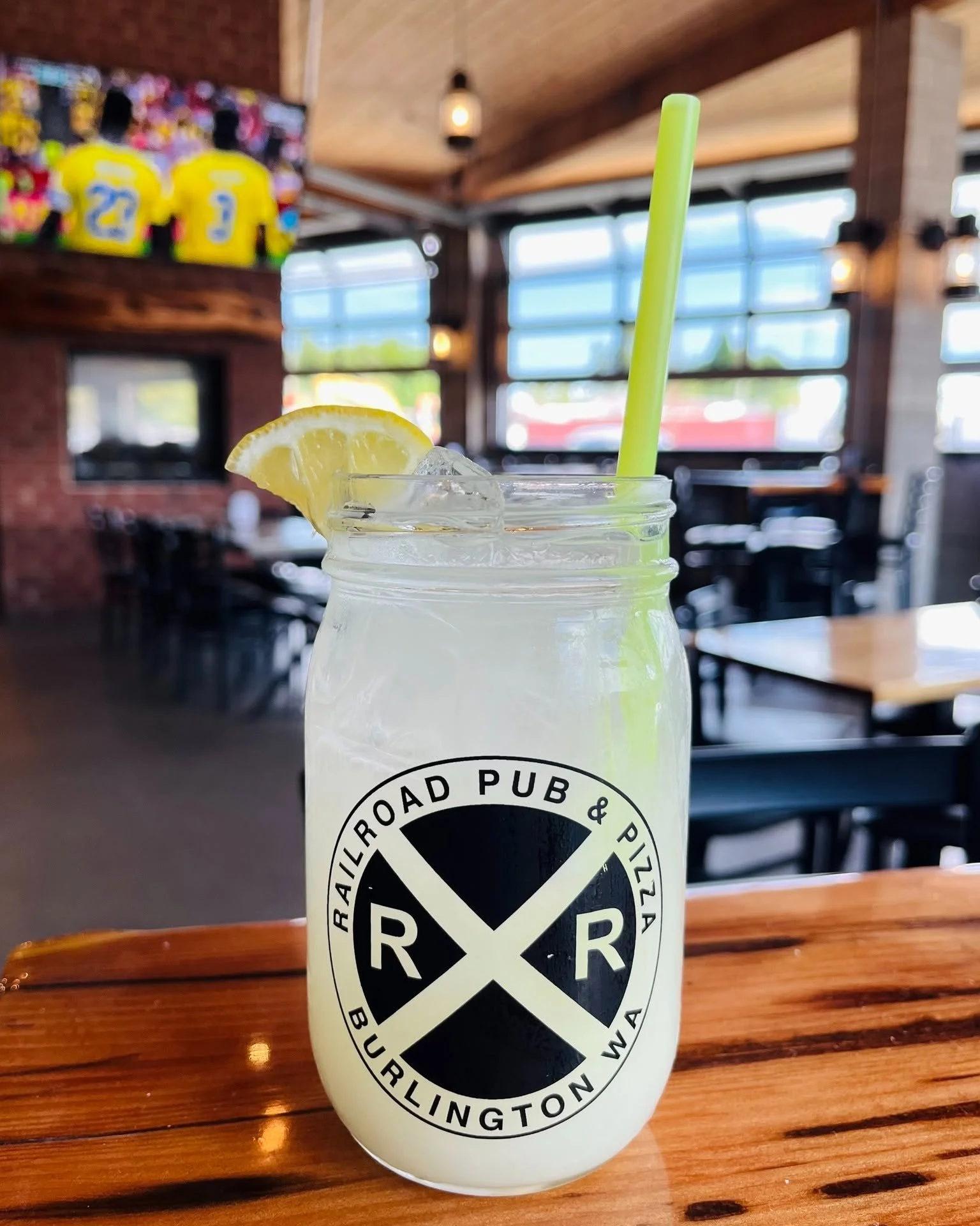 Refresh today with our 𝗣𝗶𝗻𝗮 𝗖𝗼𝗹𝗮𝗱𝗮 𝗠𝗮𝗿𝗴𝗮𝗿𝗶𝘁𝗮! Made with Craftwell Cocktails Margarita and pina colada mix, topped with Starry soda.