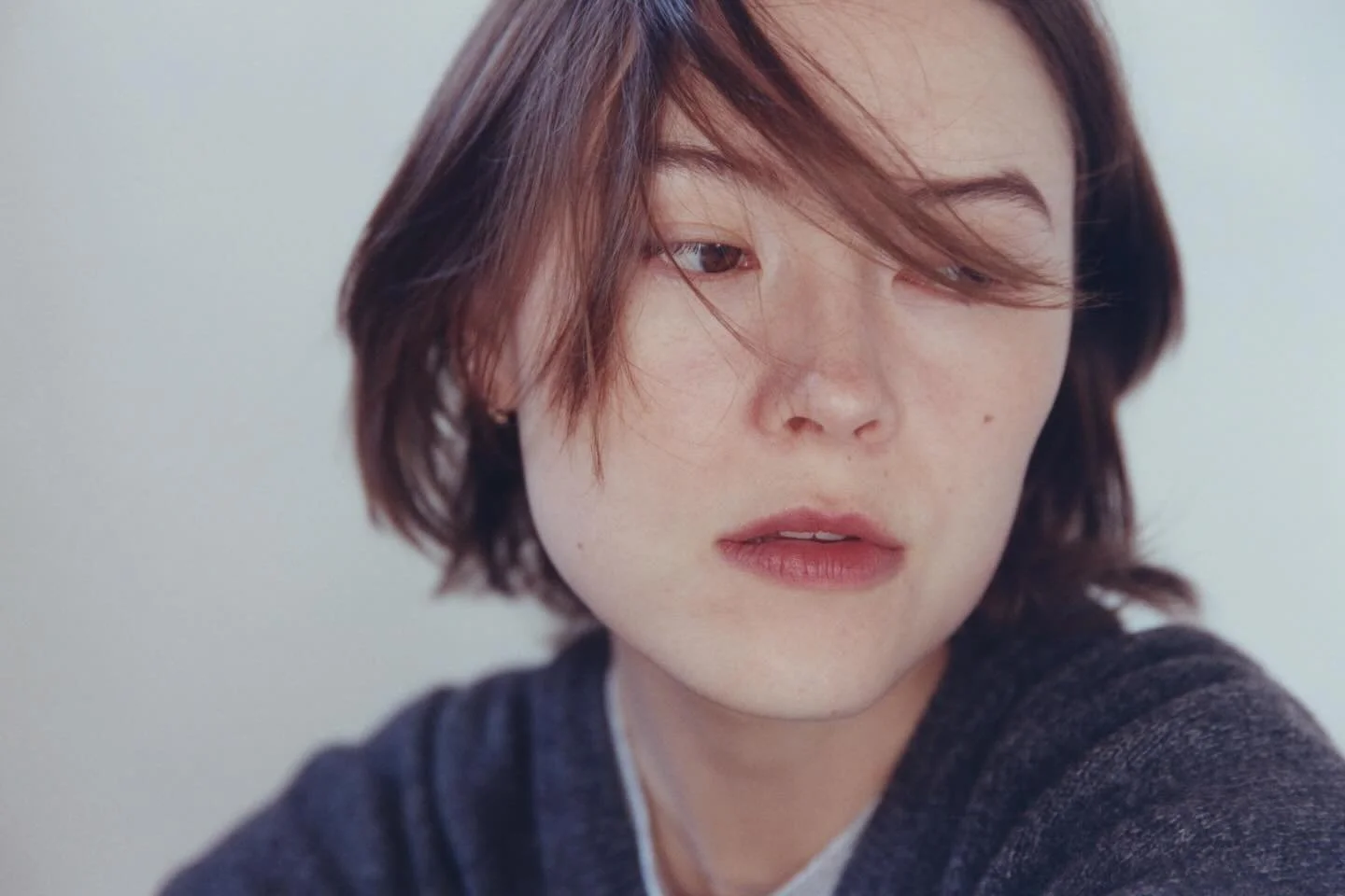 promotional photography for @iamsabrinasong 🌸

&lsquo;Moving Target&rsquo; out on Friday (!)

assisted by @leah.voskuil 
🎞️ @cinestillfilm 400D
handprinted @photolab_nyc 
developed by @photolifebrooklyn