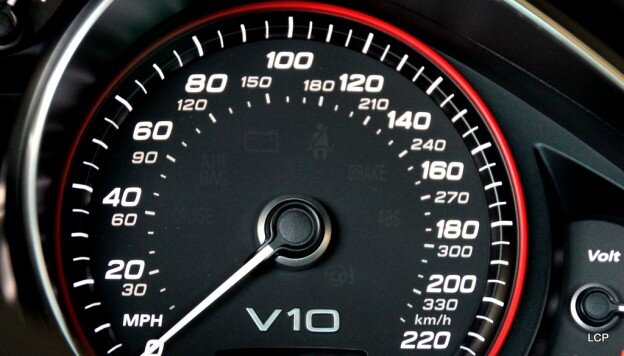 160 милей в км ч. Спидометр Ауди 200 км ч. Спидометр Audi v8. Audi r8 спидометр. Ауди р 8 скорость.