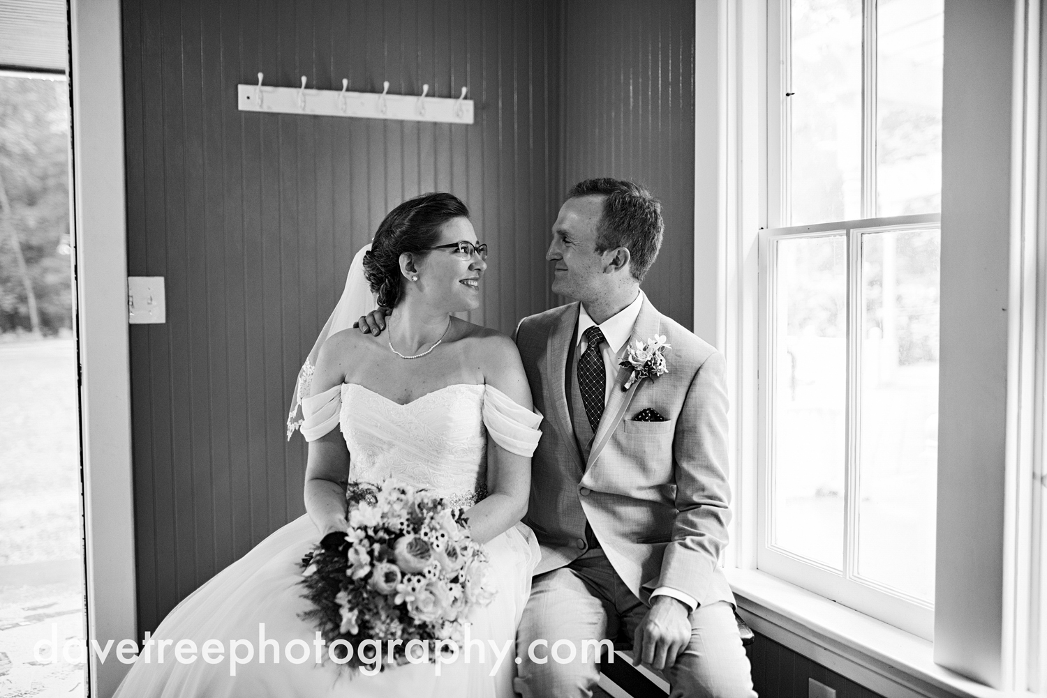 grand_haven_wedding_photographer_weaver_house_wedding_02.jpg